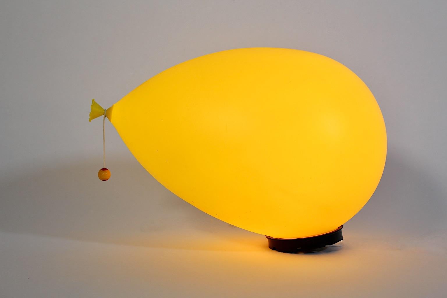 Applique, applique o incasso moderno vintage di Yves Christin per Bilumen in poliuretano giallo, anni '80, Italia.
Un'illuminazione gioiosa come applique o montata a soffitto come incasso in plastica gialla vivace con una base nera che presenta una