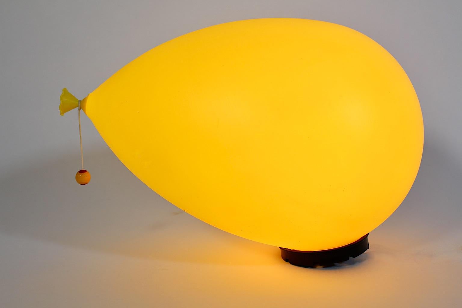 Moderno Sconce o lampade ad incasso moderne vintage a palloncino giallo Yves Christin Bilumen Italia in vendita