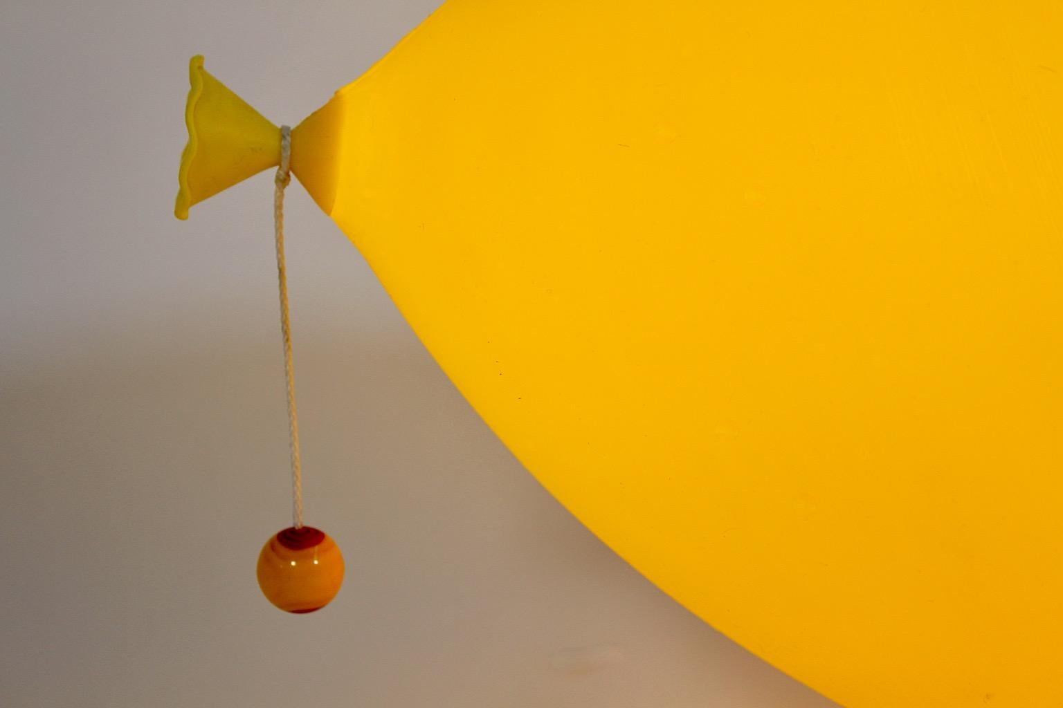 Italiano Sconce o lampade ad incasso moderne vintage a palloncino giallo Yves Christin Bilumen Italia in vendita