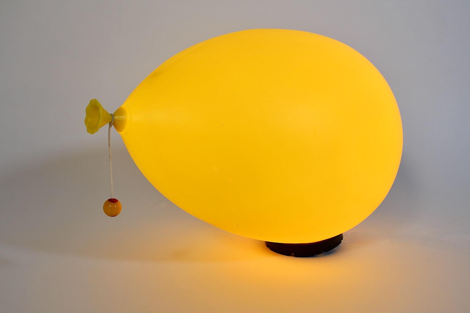 Sconce o lampade ad incasso moderne vintage a palloncino giallo Yves Christin Bilumen Italia In condizioni buone in vendita a Vienna, AT