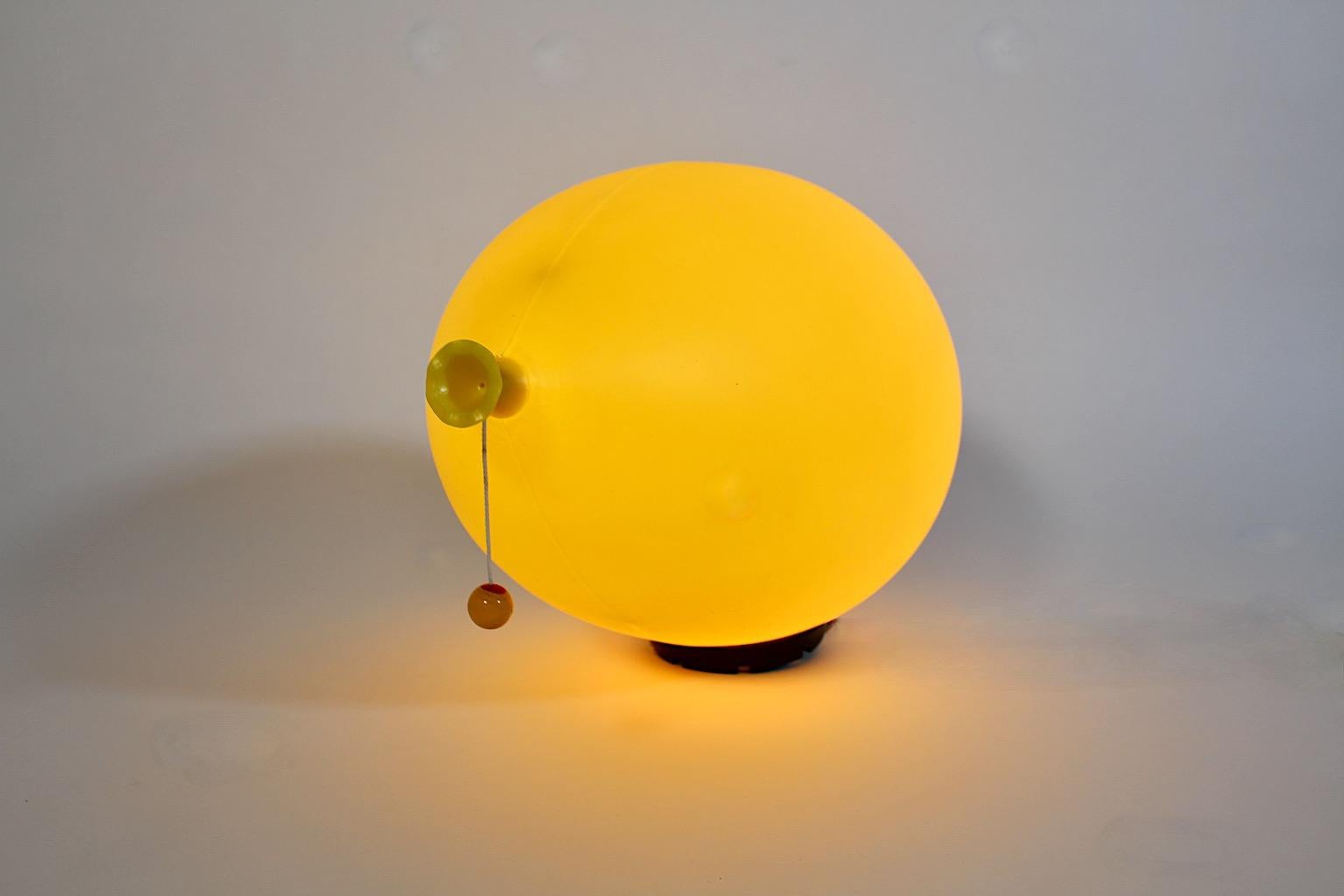 XX secolo Sconce o lampade ad incasso moderne vintage a palloncino giallo Yves Christin Bilumen Italia in vendita