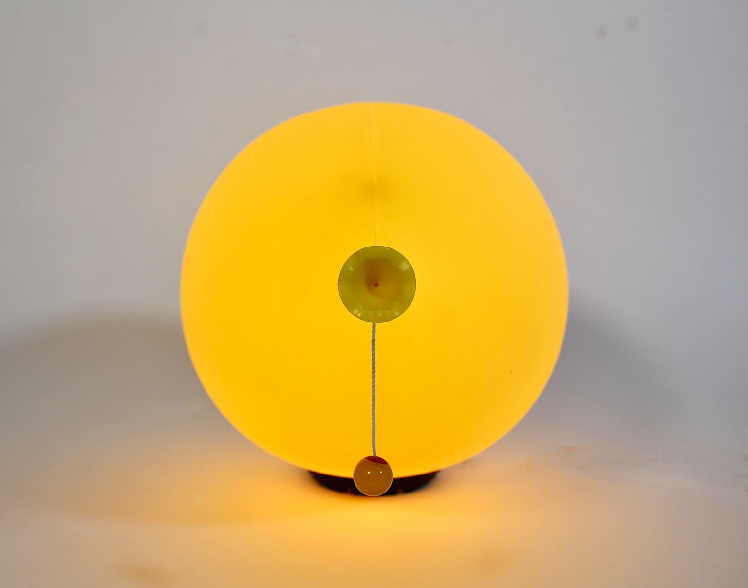 Plastica Sconce o lampade ad incasso moderne vintage a palloncino giallo Yves Christin Bilumen Italia in vendita