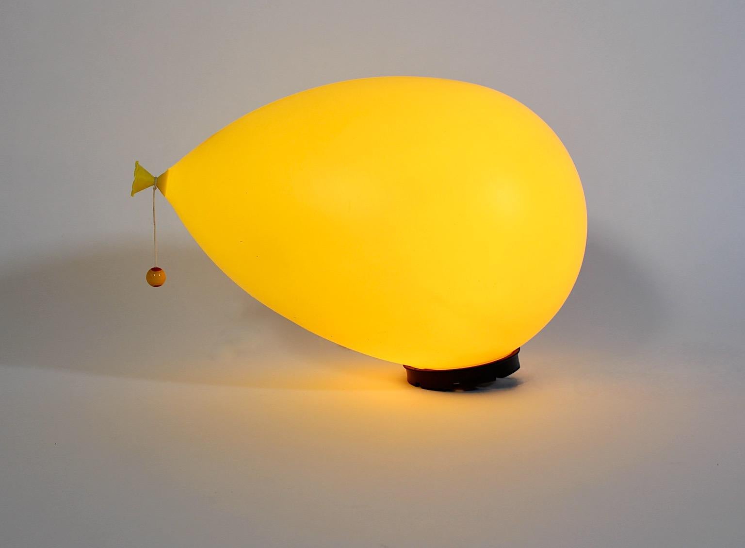 Sconce o lampade ad incasso moderne vintage a palloncino giallo Yves Christin Bilumen Italia in vendita 2