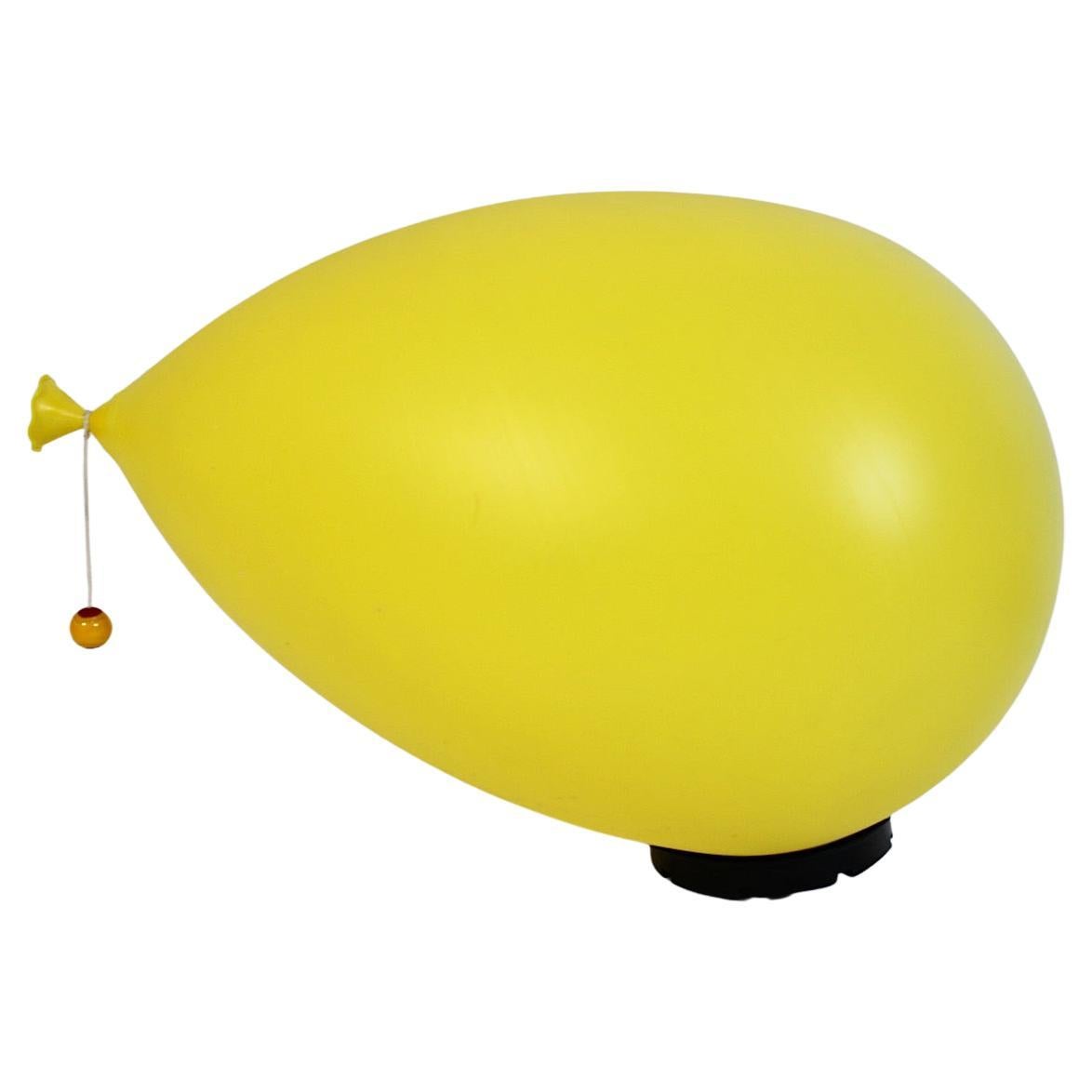Sconce o lampade ad incasso moderne vintage a palloncino giallo Yves Christin Bilumen Italia