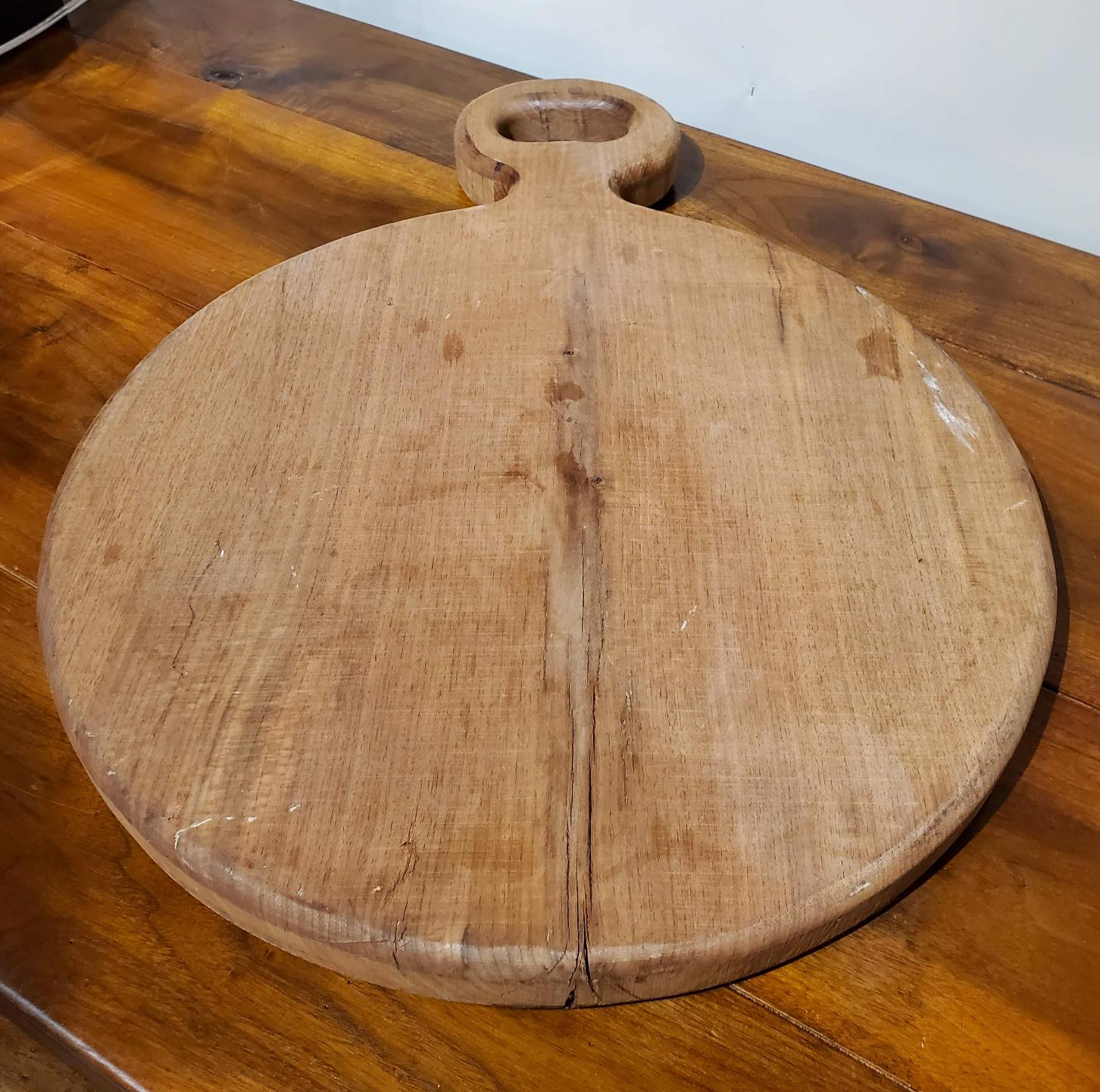 Modernes Brotbrett, hergestellt aus einem großen Stück Virginia Black Walnut. Verwenden Sie es für seinen ursprünglichen Zweck, als Wurstbrett bei Partys oder hängen Sie es einfach als rustikale Dekoration an die Küchenwand. Dieses Brotbrett ist