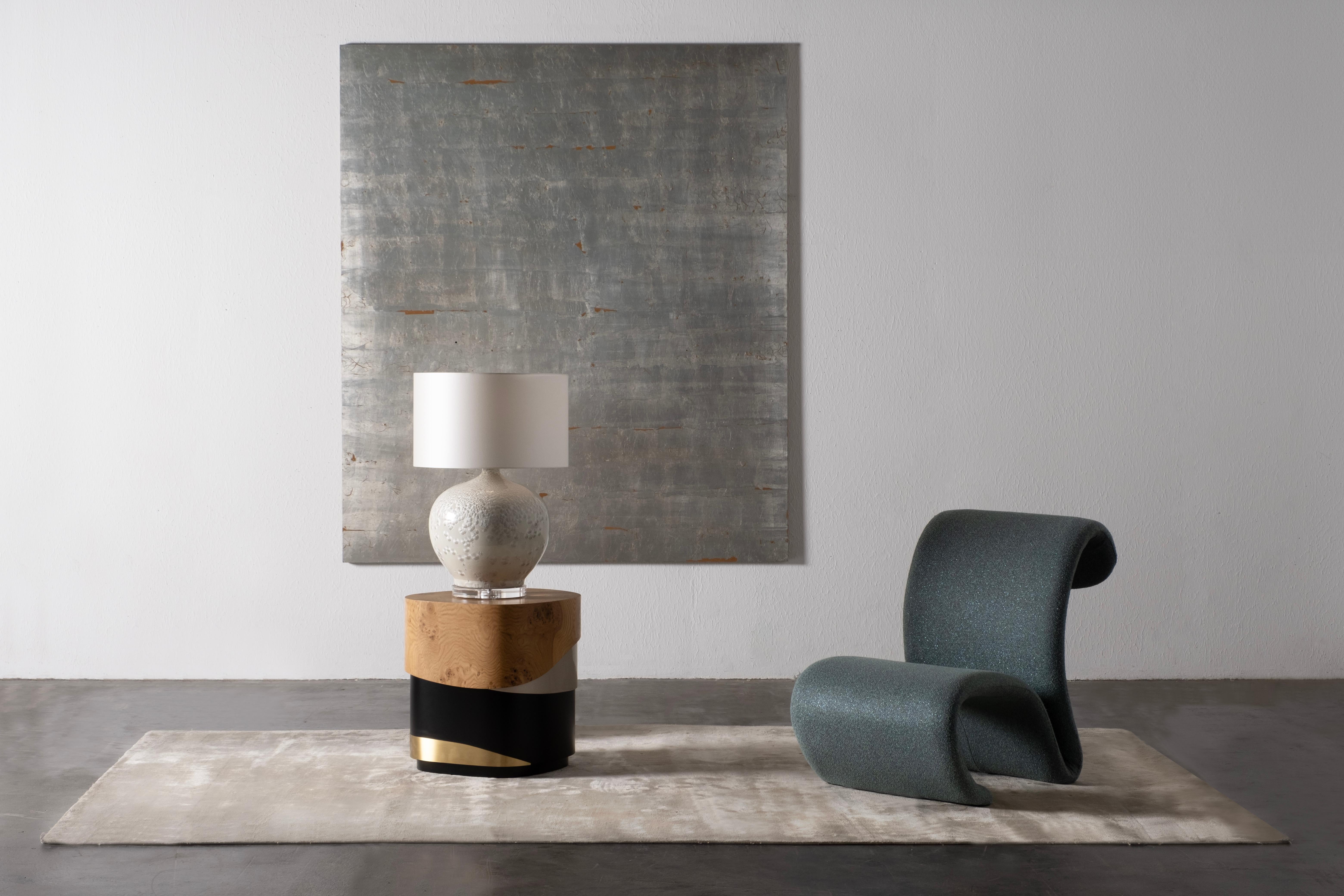 Vitória Lounge Chair, Contemporary Collection, handgefertigt in Portugal - Europa von Greenapple.

Der Loungesessel Vitória ist von den anmutigen Konturen des Buchstabens V inspiriert. Seine skulpturale Silhouette ist das Ergebnis eines sorgfältigen