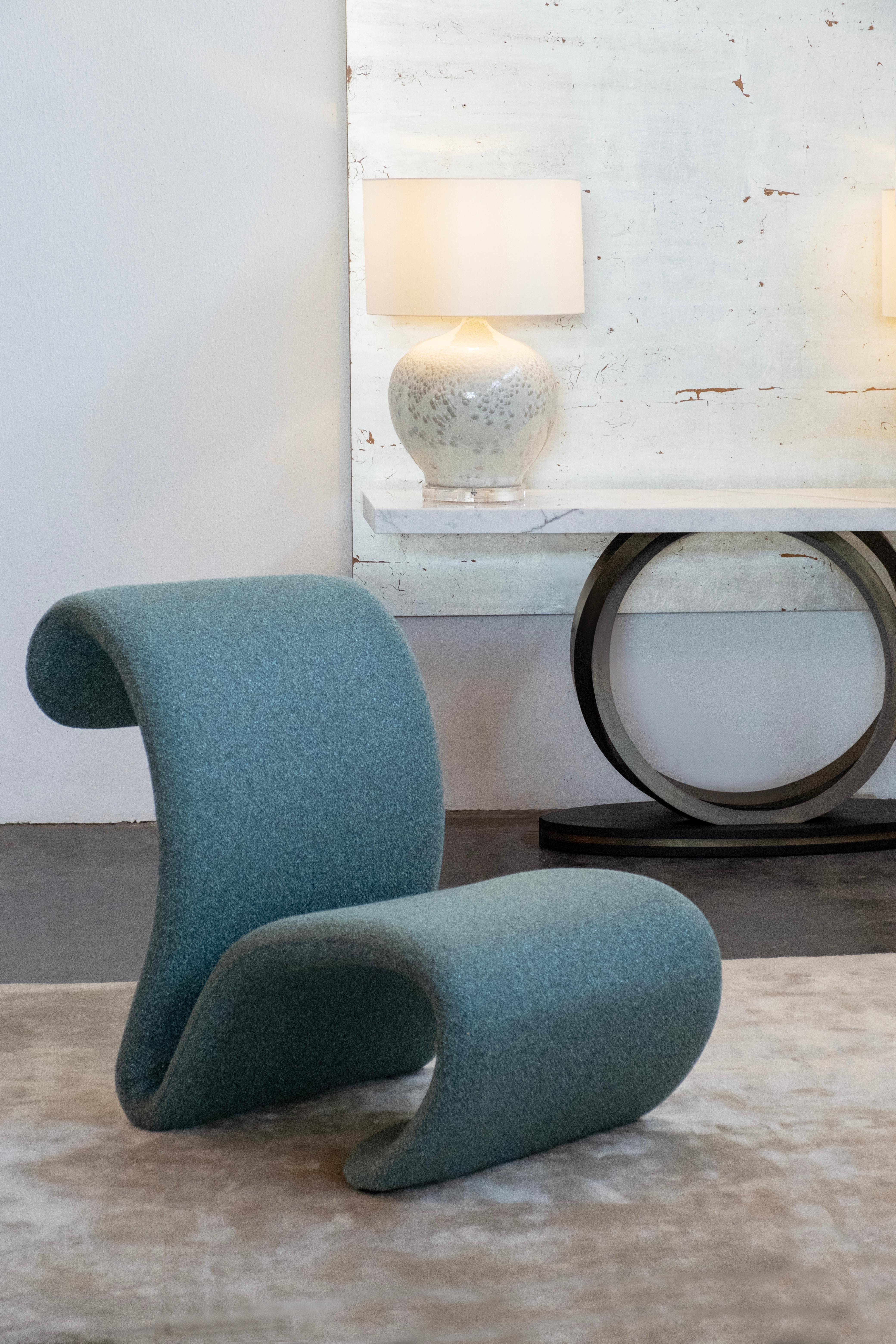 Moderner Vitória Sessel, Dedar Samt, handgefertigt in Portugal von Greenapple (Stoff) im Angebot