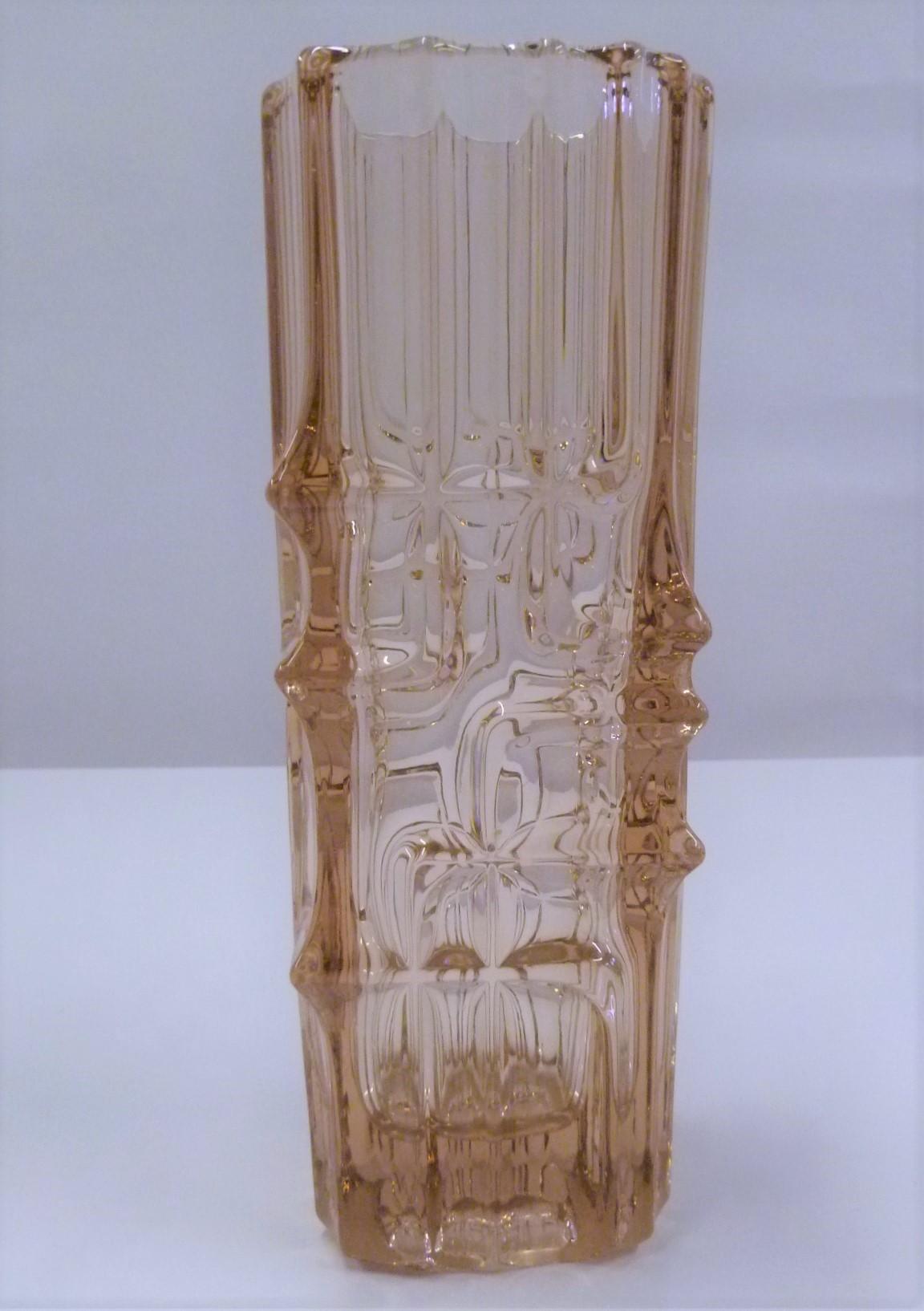 Vladislav Urban, geboren 1937 in Pilsen, Tschechoslowakei, ist ein Glas- und Schmuckdesigner. Urban war zusammen mit anderen maßgeblich an der Entwicklung der tschechischen Pressglasproduktion beteiligt. Diese schöne, schwere, pfirsichrosa