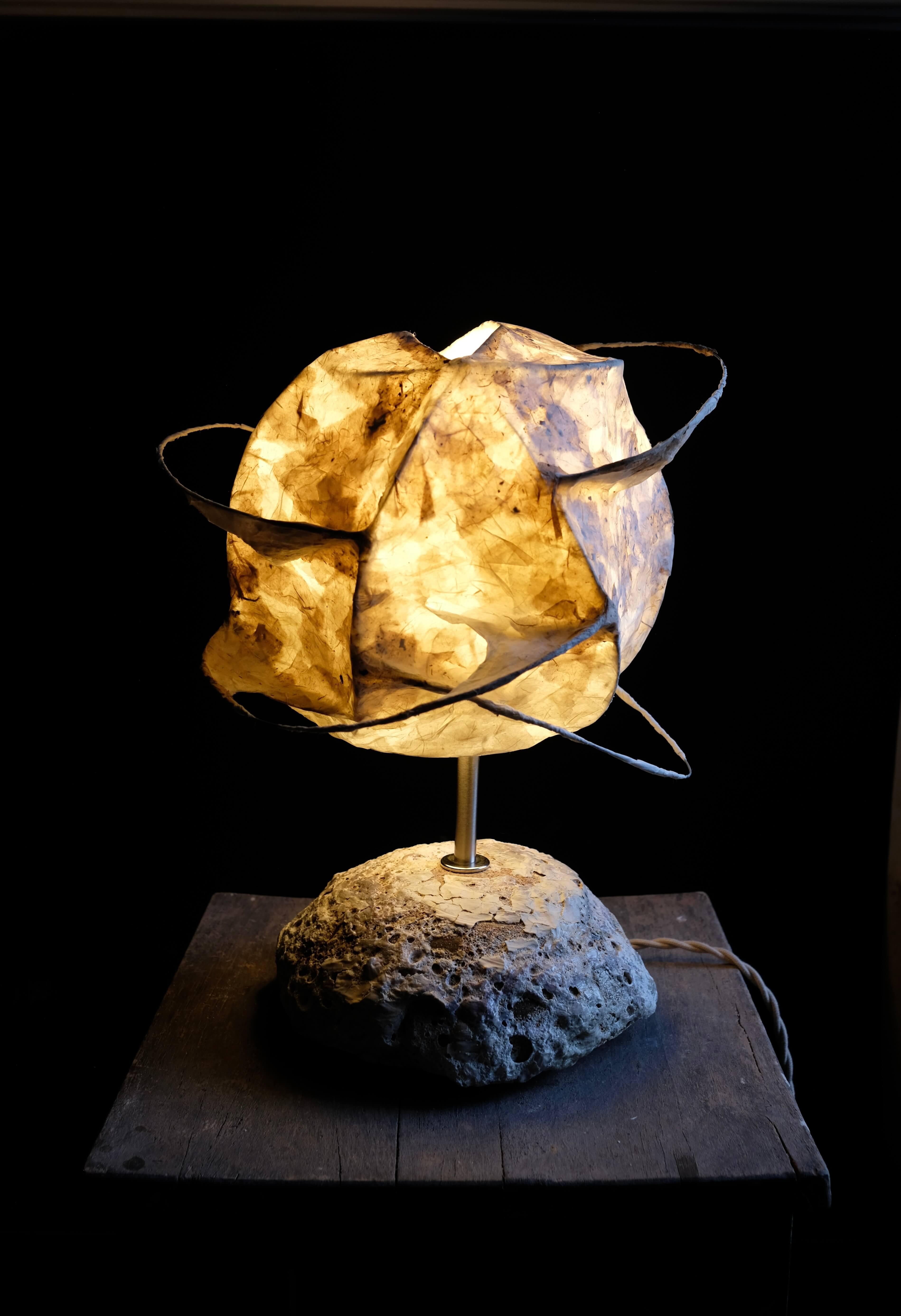 Modern Volcanic-Inspired Ceramic Table Lamp – Unique Earthy Accent Lighting im Zustand „Neu“ im Angebot in Pasadena, CA