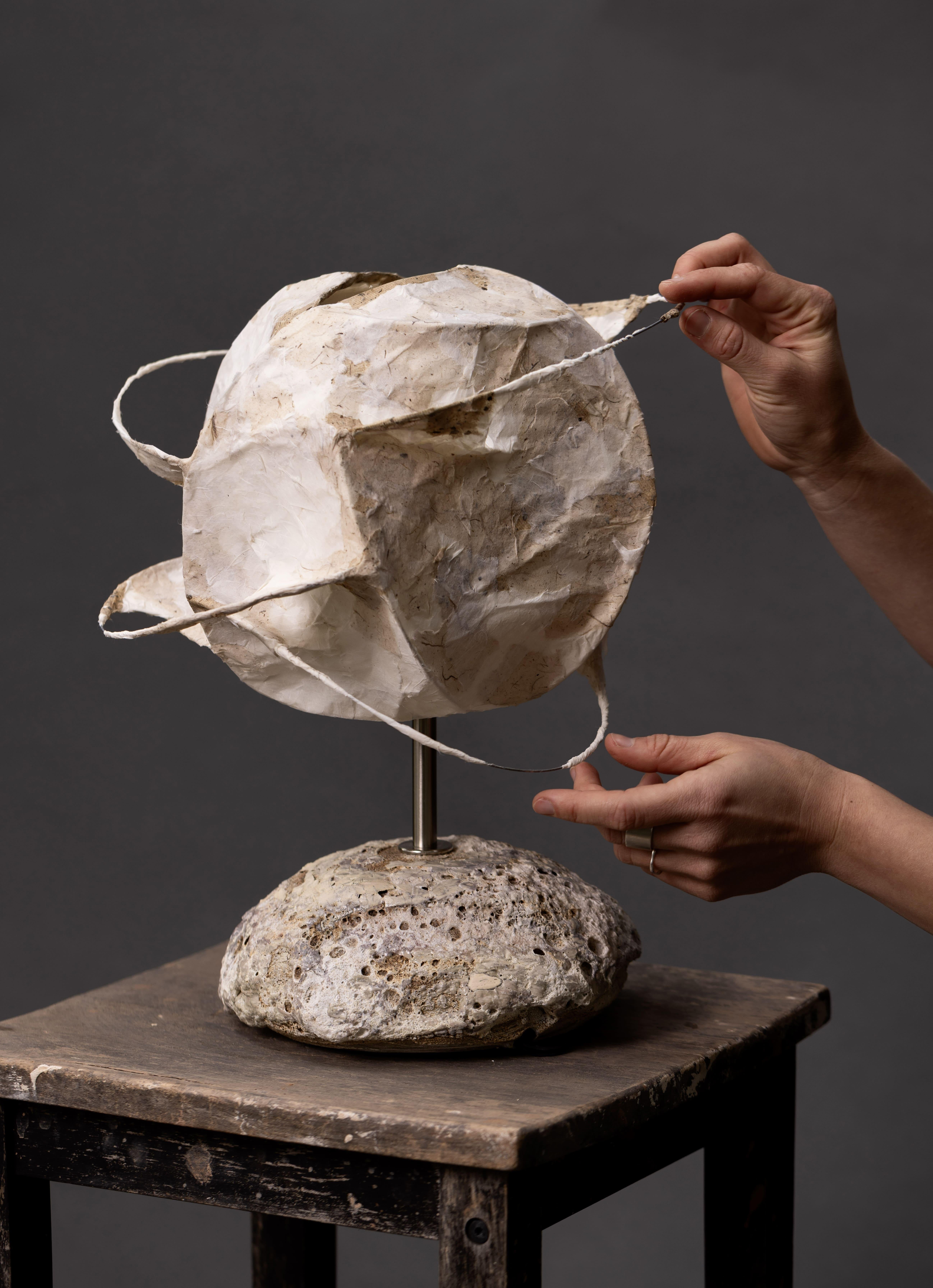 Modern Volcanic-Inspired Ceramic Table Lamp – Unique Earthy Accent Lighting (21. Jahrhundert und zeitgenössisch) im Angebot