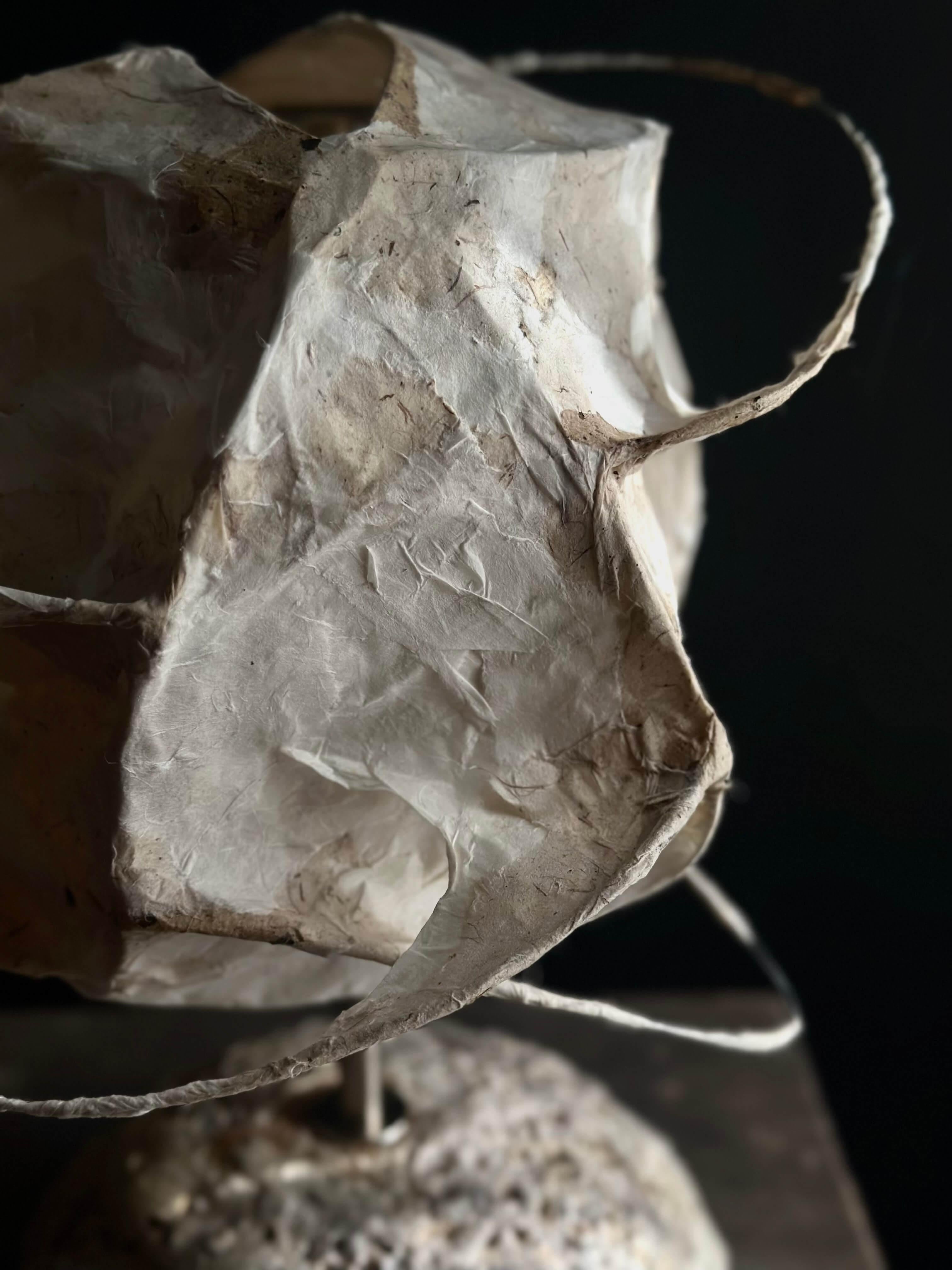 Modern Volcanic-Inspired Ceramic Table Lamp – Unique Earthy Accent Lighting (Metall) im Angebot