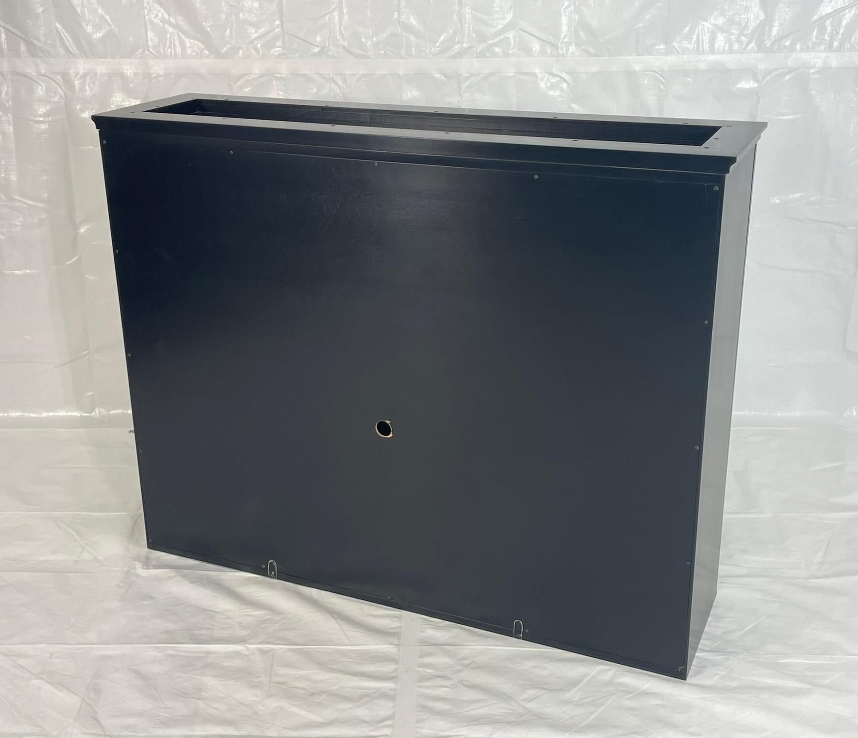 Armario de Pared Moderno con Puertas Bifurcadas Acanaladas en Acabado Metálico en venta 3