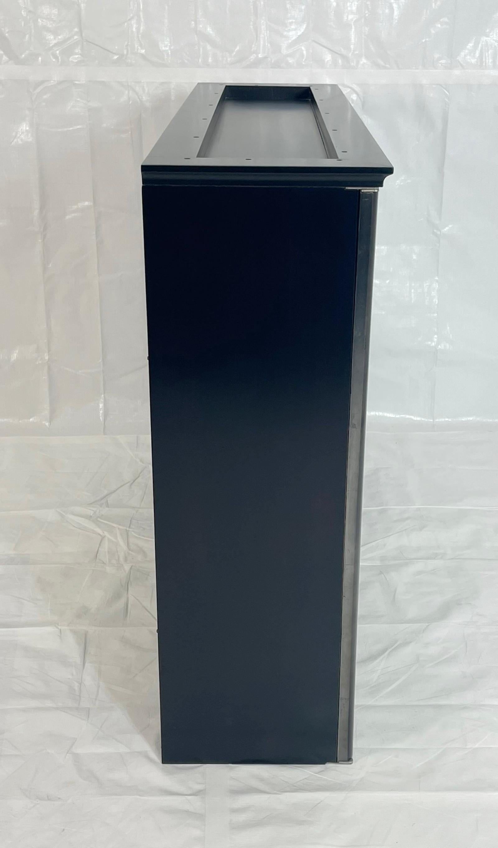 Armario de Pared Moderno con Puertas Bifurcadas Acanaladas en Acabado Metálico en venta 4