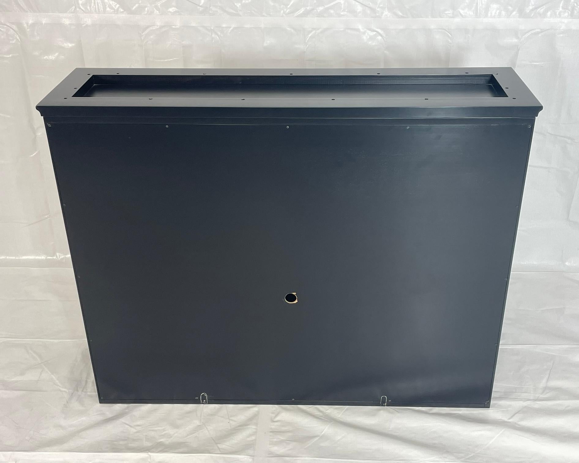 Armario de Pared Moderno con Puertas Bifurcadas Acanaladas en Acabado Metálico en venta 5