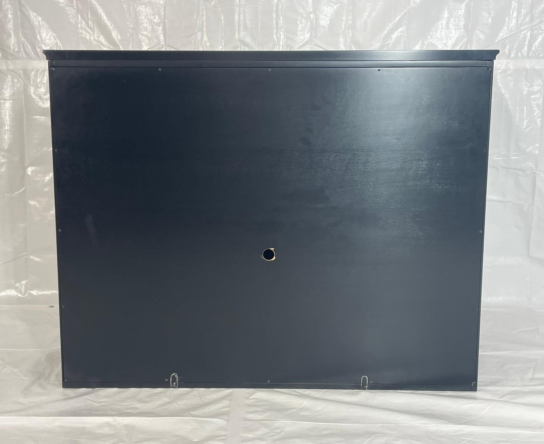 Armario de Pared Moderno con Puertas Bifurcadas Acanaladas en Acabado Metálico en venta 6