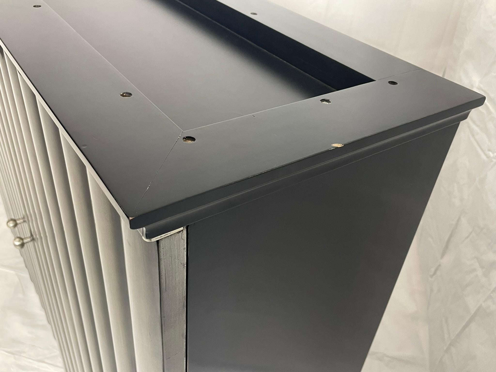 Armario de Pared Moderno con Puertas Bifurcadas Acanaladas en Acabado Metálico en venta 7