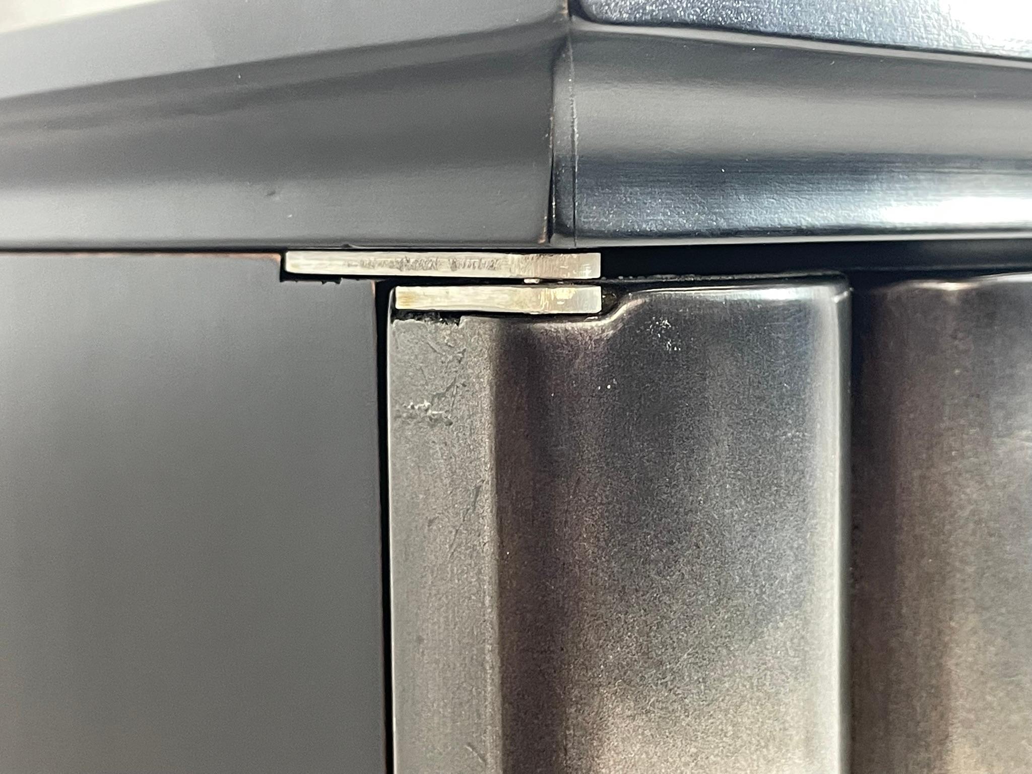 Armario de Pared Moderno con Puertas Bifurcadas Acanaladas en Acabado Metálico en venta 9