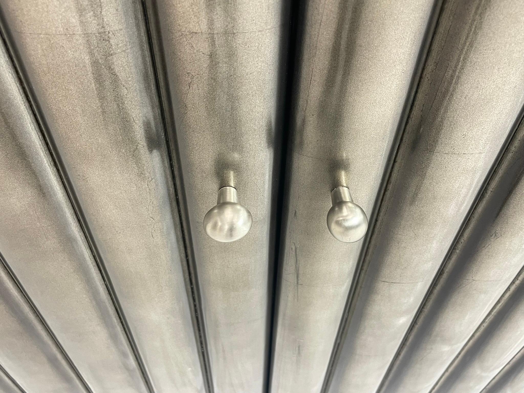 Armario de Pared Moderno con Puertas Bifurcadas Acanaladas en Acabado Metálico en venta 10