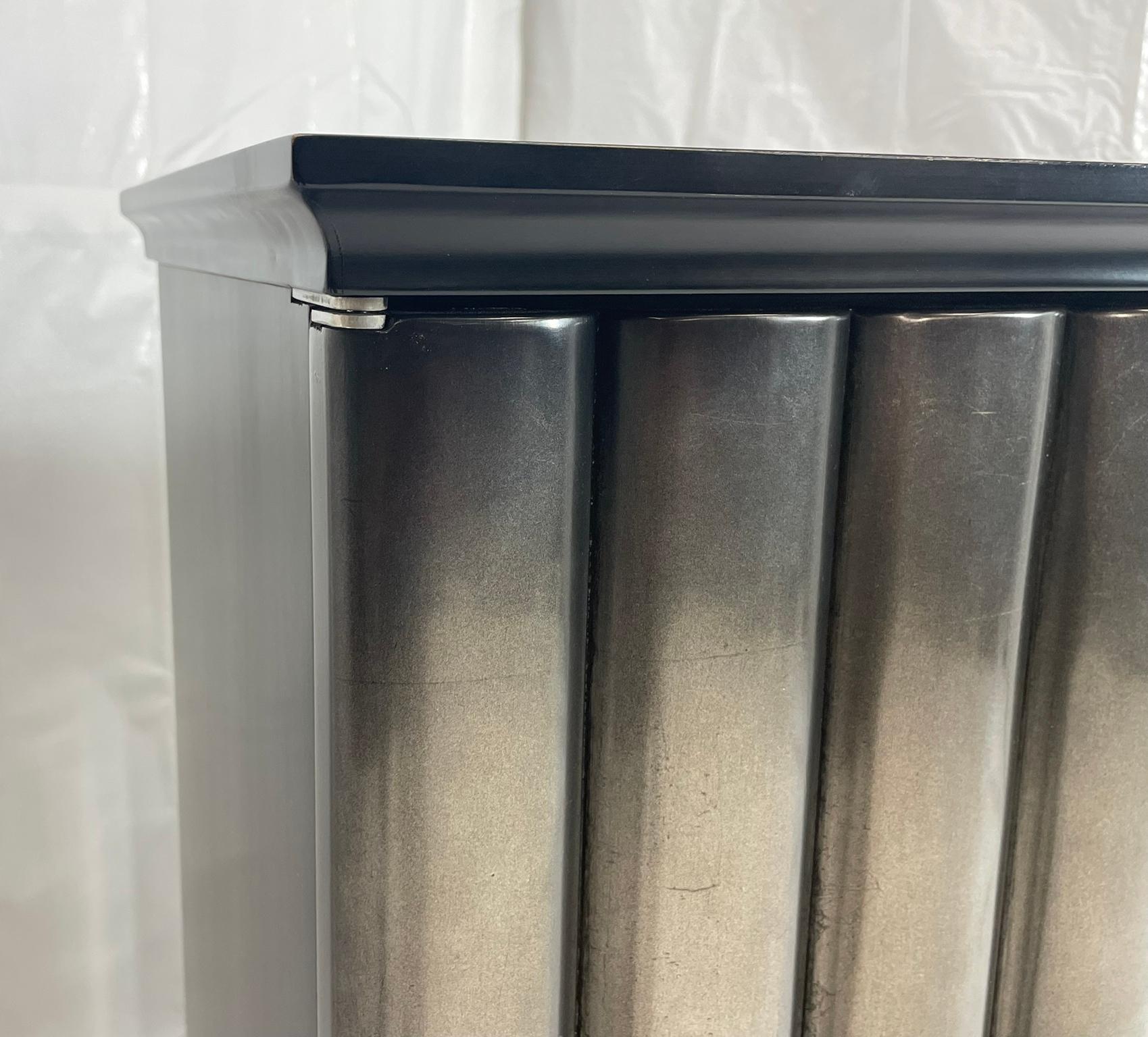 Armario de Pared Moderno con Puertas Bifurcadas Acanaladas en Acabado Metálico en venta 11