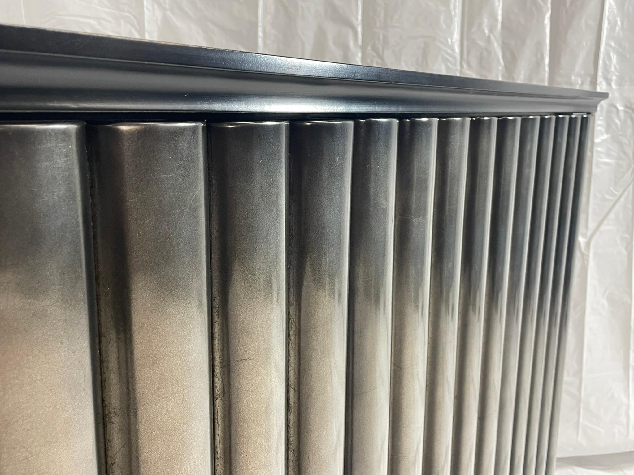 Armario de Pared Moderno con Puertas Bifurcadas Acanaladas en Acabado Metálico en venta 12