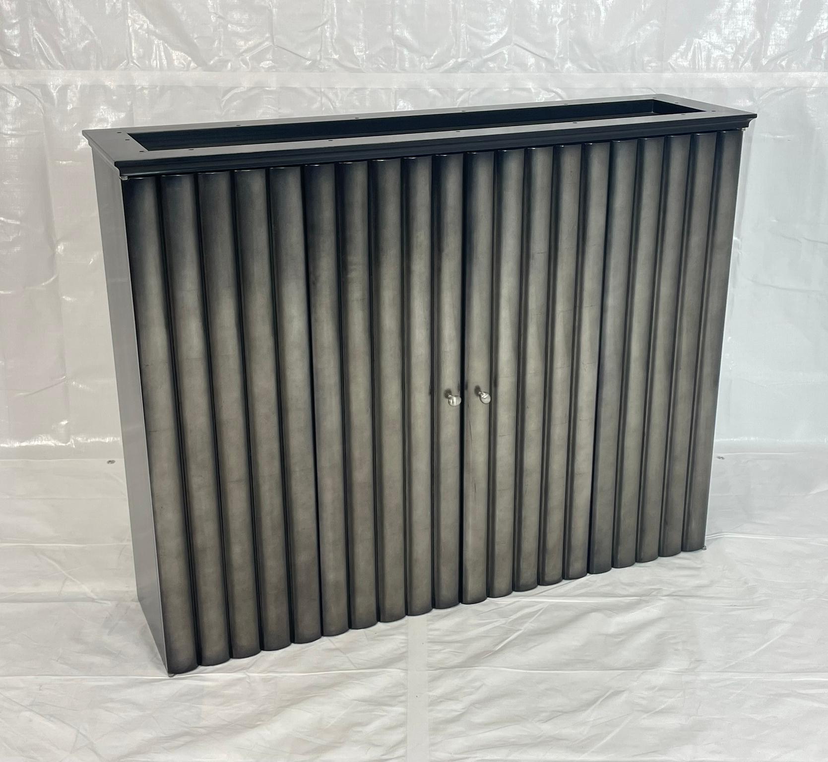 Armario de Pared Moderno con Puertas Bifurcadas Acanaladas en Acabado Metálico Estadounidense en venta