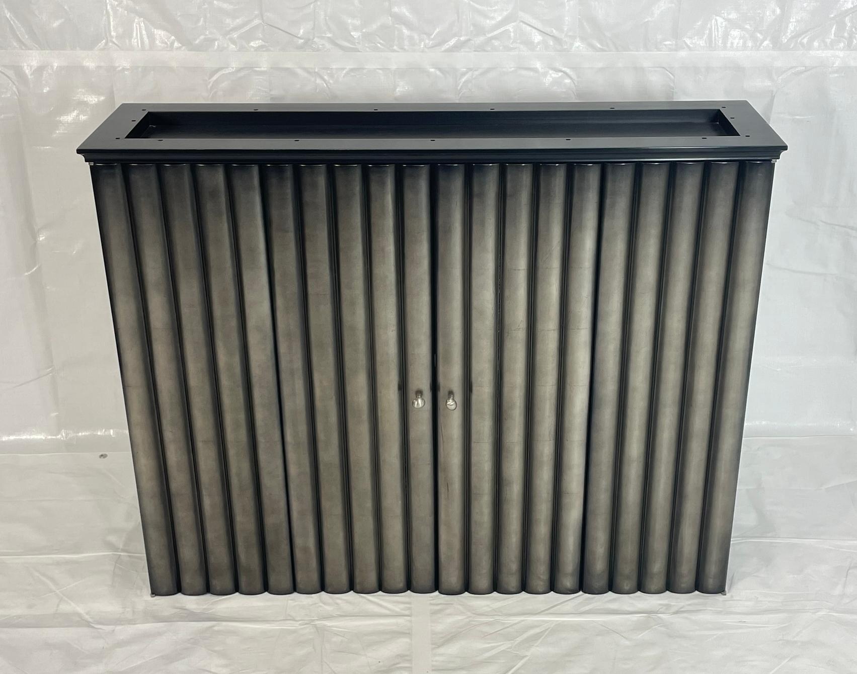 Armario de Pared Moderno con Puertas Bifurcadas Acanaladas en Acabado Metálico Hecho a mano en venta