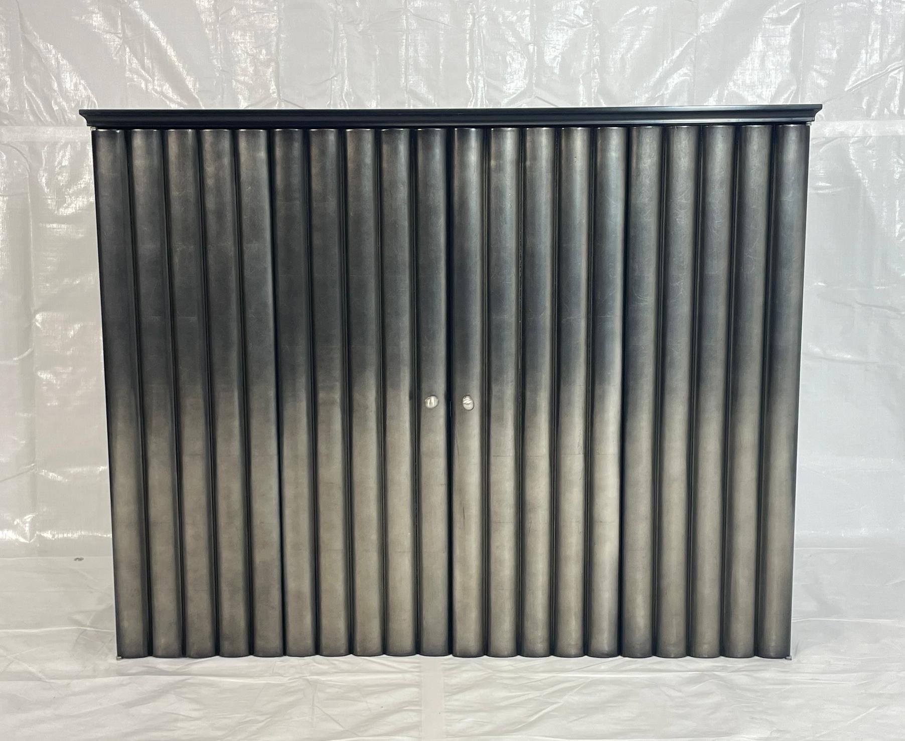 Armario de Pared Moderno con Puertas Bifurcadas Acanaladas en Acabado Metálico Siglo XXI y contemporáneo en venta