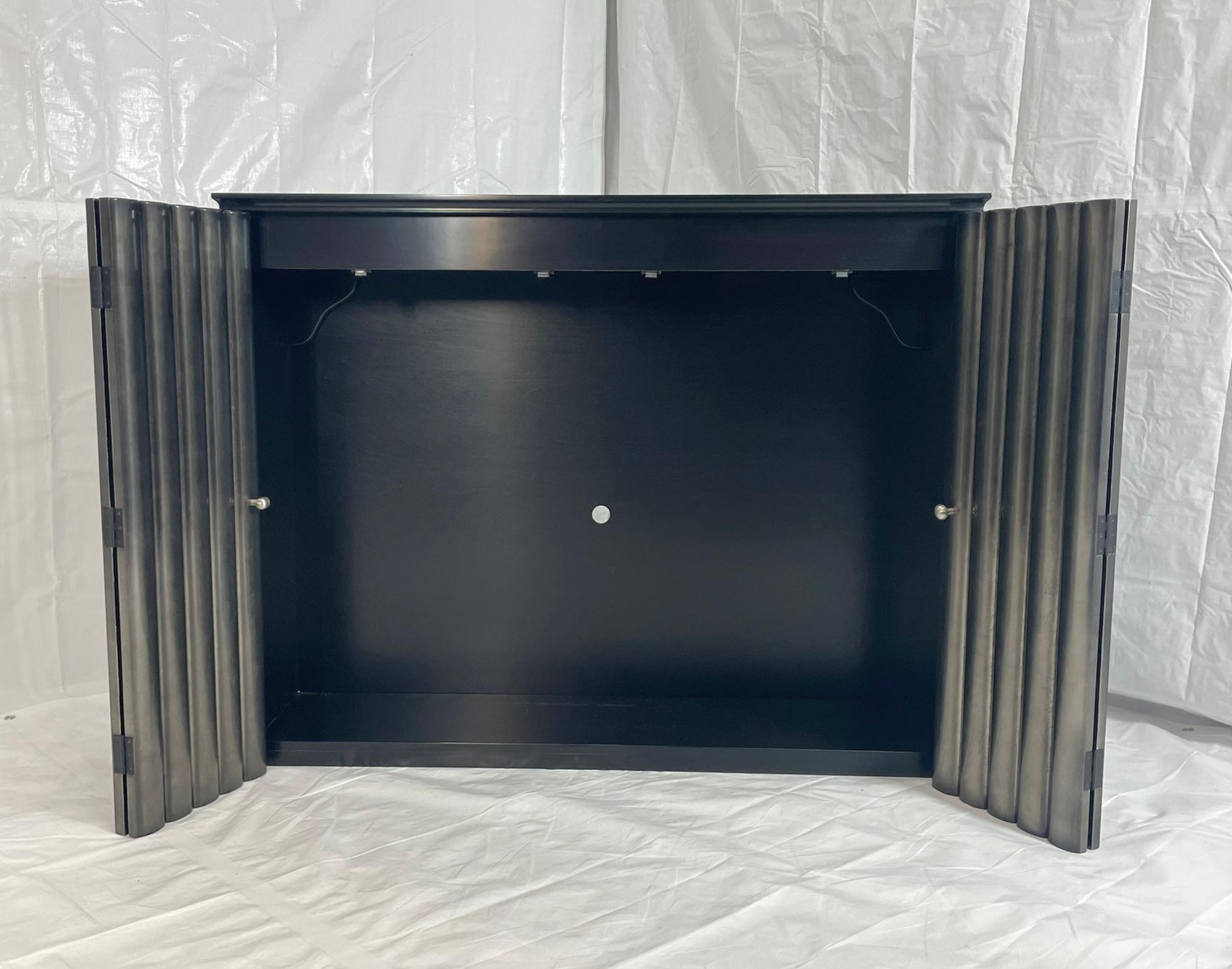 Armario de Pared Moderno con Puertas Bifurcadas Acanaladas en Acabado Metálico Madera en venta