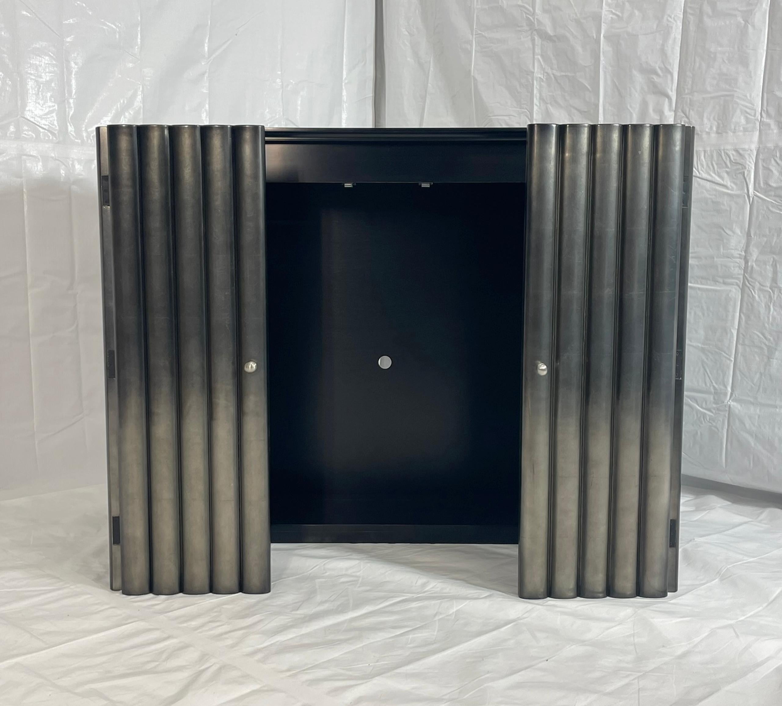 Armario de Pared Moderno con Puertas Bifurcadas Acanaladas en Acabado Metálico en venta 1