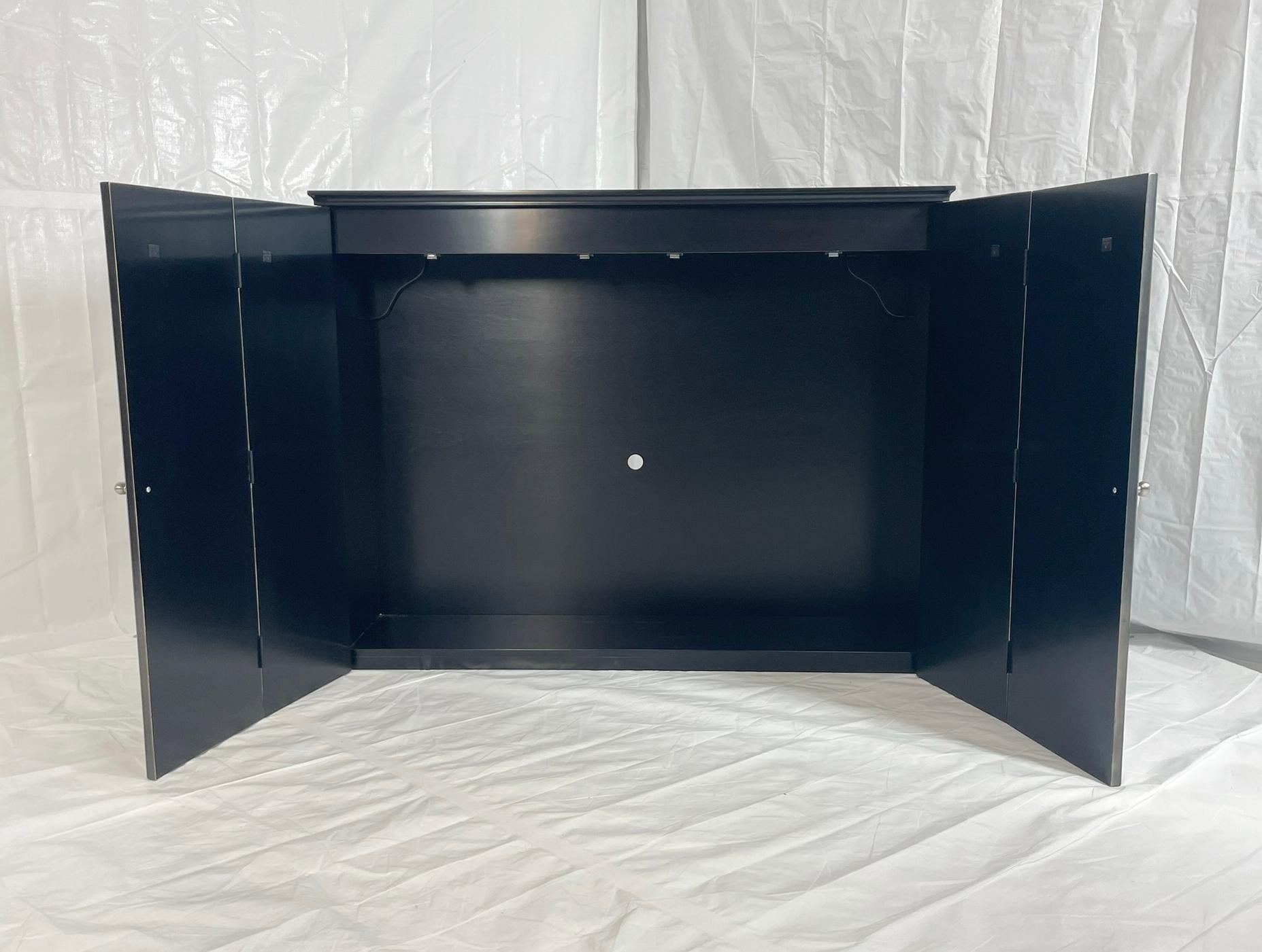 Armario de Pared Moderno con Puertas Bifurcadas Acanaladas en Acabado Metálico en venta 2