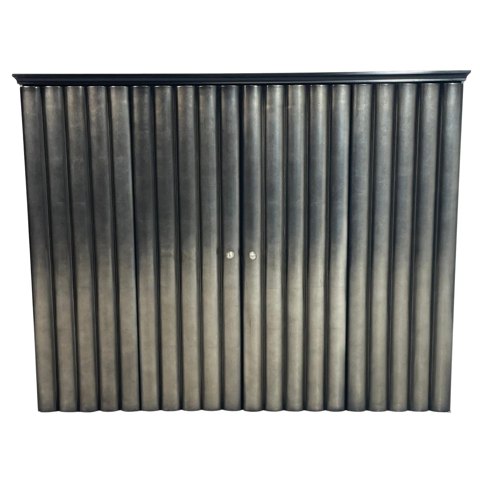 Armario de Pared Moderno con Puertas Bifurcadas Acanaladas en Acabado Metálico en venta