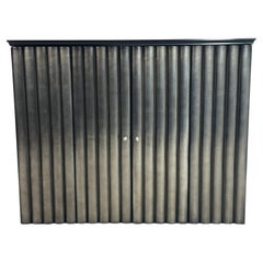 Armario de Pared Moderno con Puertas Bifurcadas Acanaladas en Acabado Metálico