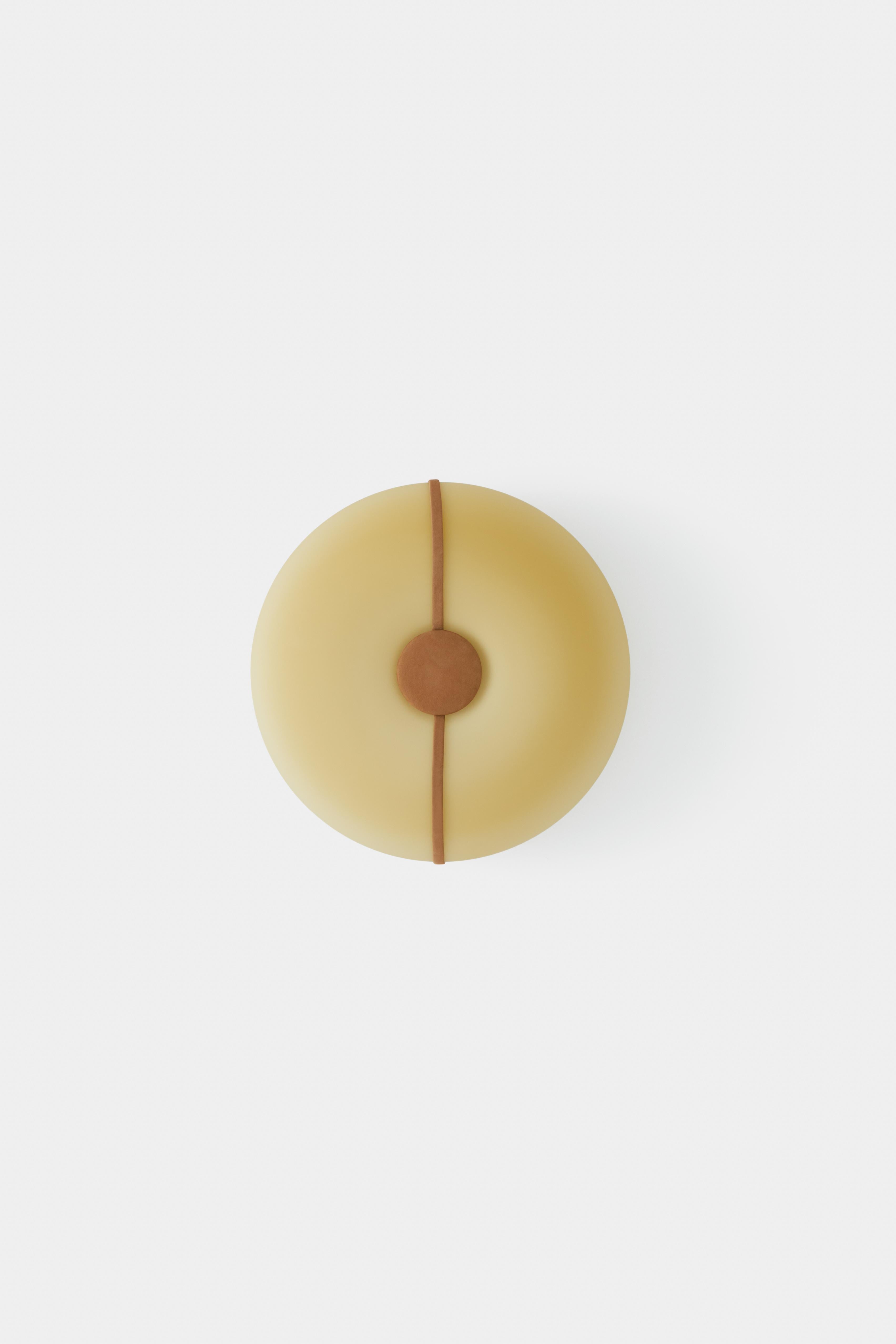 Zeitgenössische Wand-/Deckenleuchte 'BOLINA' 509.44 von Fabio Fantolino x TOOY

Konform mit dem elektrischen System der USA
Abgebildetes Modell: Beschläge in Dunkelbronze, Details in Caramel-Nabuk  und Bernsteinglas
Leuchtmittel : Led integriert -