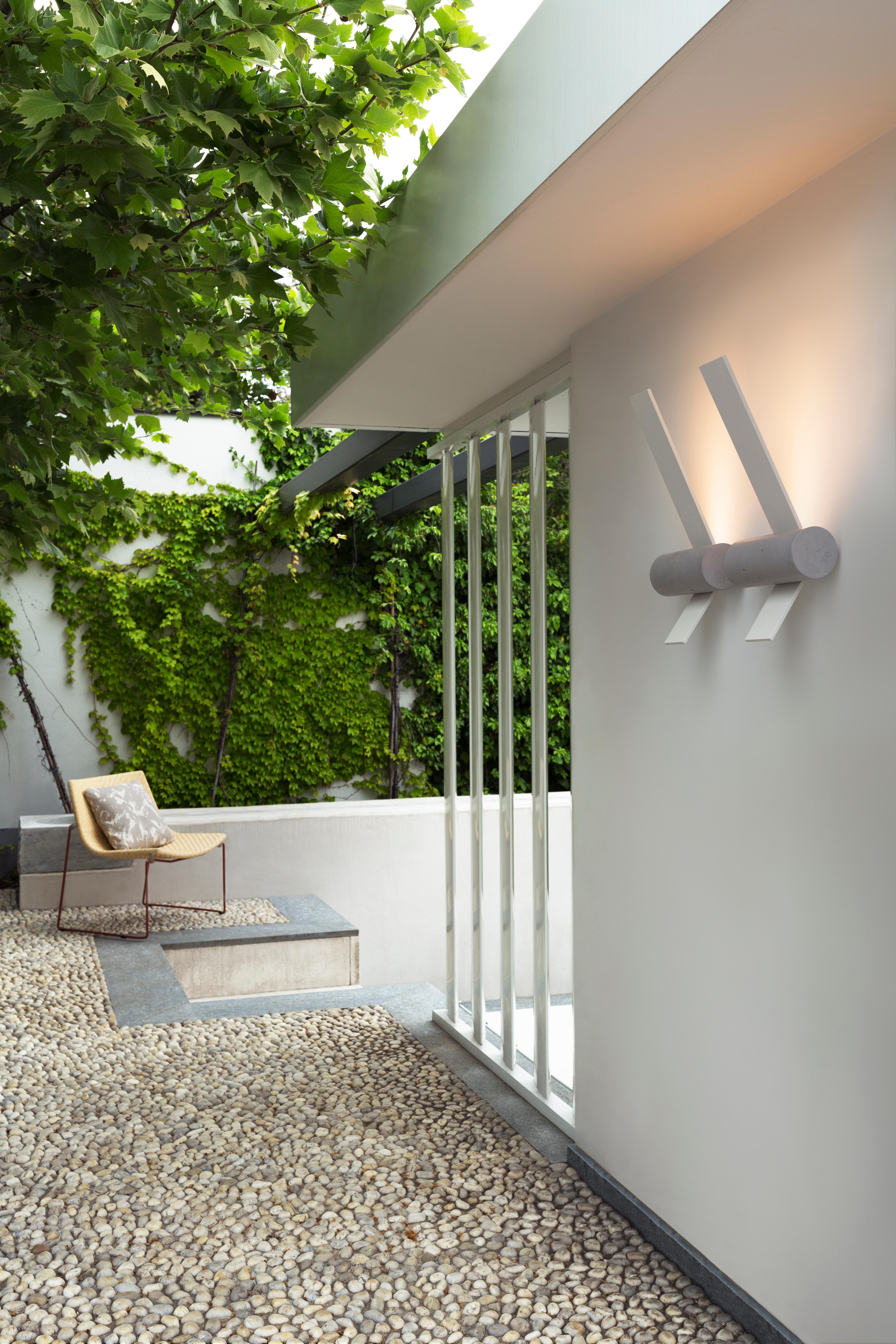 Wall Lamp Nastro 563.47 by TOOY
Designer: Studiopepe

Model shown: Eggshell hardware + Greenish-grey cylinder
Dimensions: H. 130 x W. 193 x D. 25 cm
Source light: 1 x LED 220/240V Compliant with US electric system

LED 13W 2700K


The Nastro wall