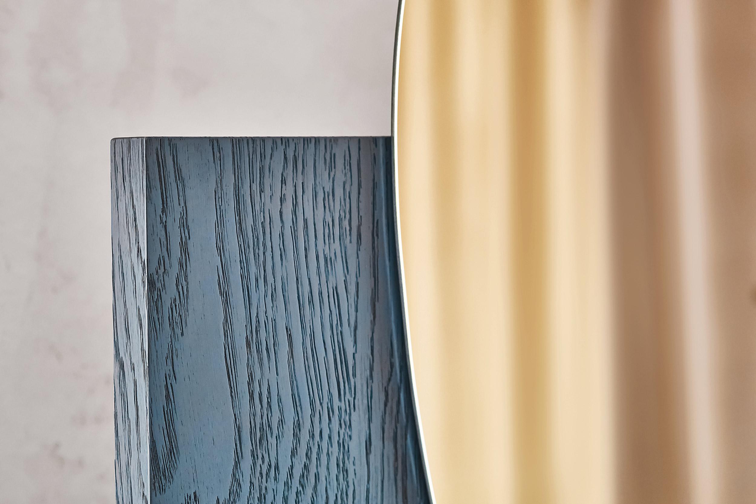 Contemporary Wandspiegel 'Lake 1' von Noom, Blau furniertes Holz  im Angebot 1