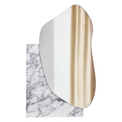 Espejo de pared moderno Lake 1 by Noom con base de mármol blanco Statuario