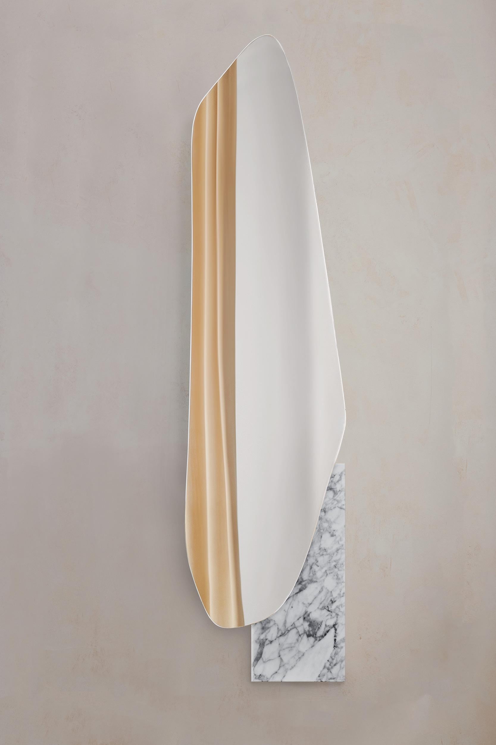 Zeitgenössischer Lake-Wandspiegel von NOOM
Gestalter: Maryna Dague & Nathan Baraness

Das Modell auf dem Bild:
Nummer 2
Sockel aus weißem Marmor statuario

