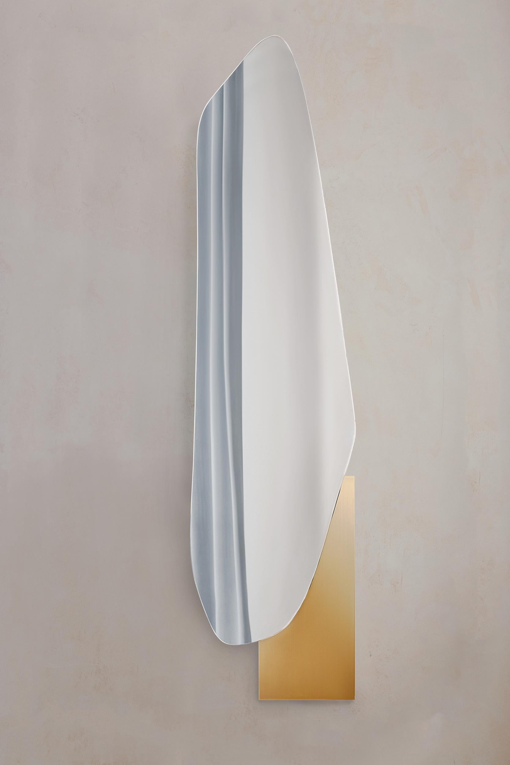 Moderno Specchio da parete moderno Lake 2 con base statuario in marmo bianco di Noom in vendita