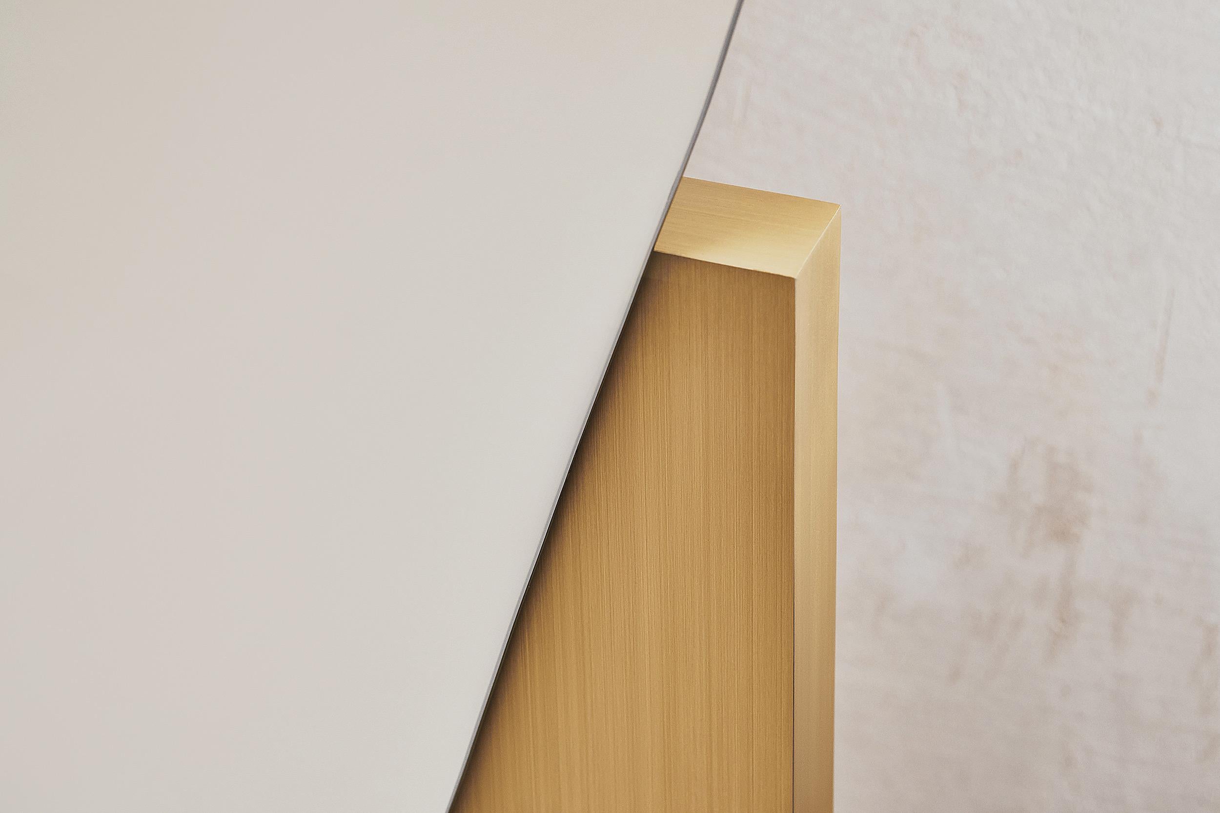 Specchio da parete moderno Lake 2 con base statuario in marmo bianco di Noom In condizioni Nuovo in vendita a Paris, FR