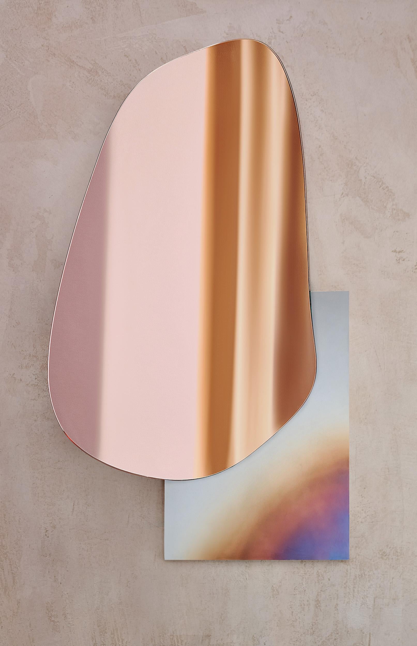 Miroir mural moderne en forme de lac par NOOM
Designers : Maryna Dague & Nathan Baraness

Modèle présenté dans l'image :
Numéro 3
Base en acier brûlé et miroir teinté cuivre.

