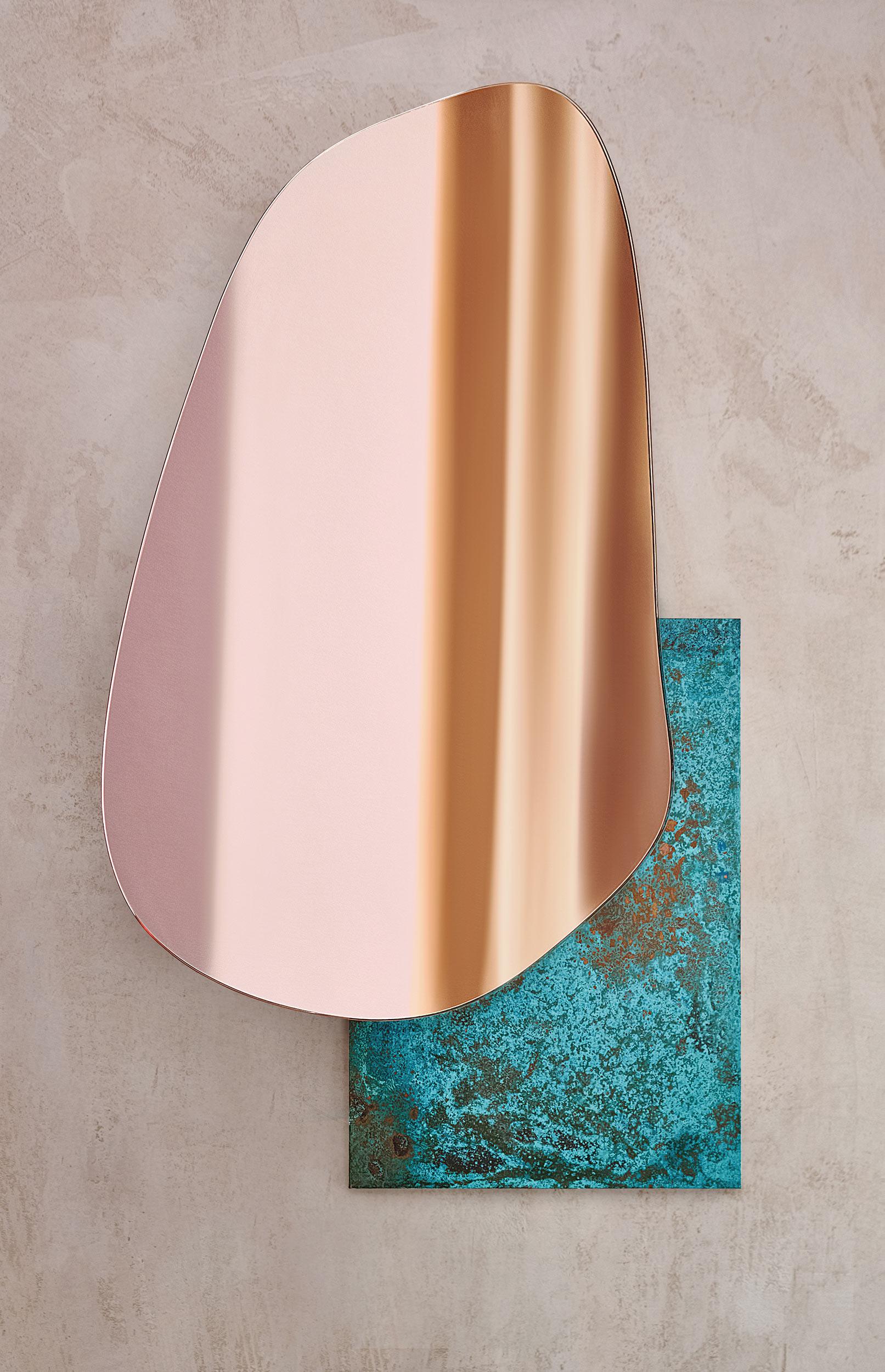 Espejo de pared Modern Lake by Noom
Diseñadores: Maryna Dague y Nathan Baraness

Modelo mostrado en la imagen:
Número 3 
Base de cobre oxidado y espejo tintado de cobre

