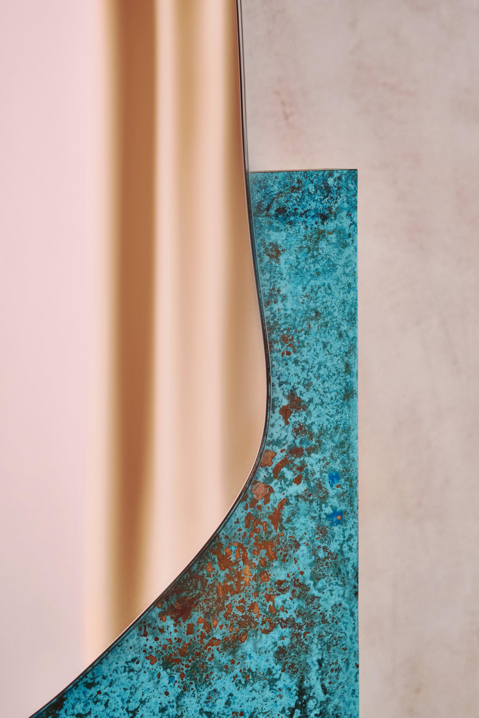 Contemporary Wandspiegel 'Lake 3' von NOOM, kupferfarbener Farbton mit oxydiertem Sockel (Kupfer) im Angebot