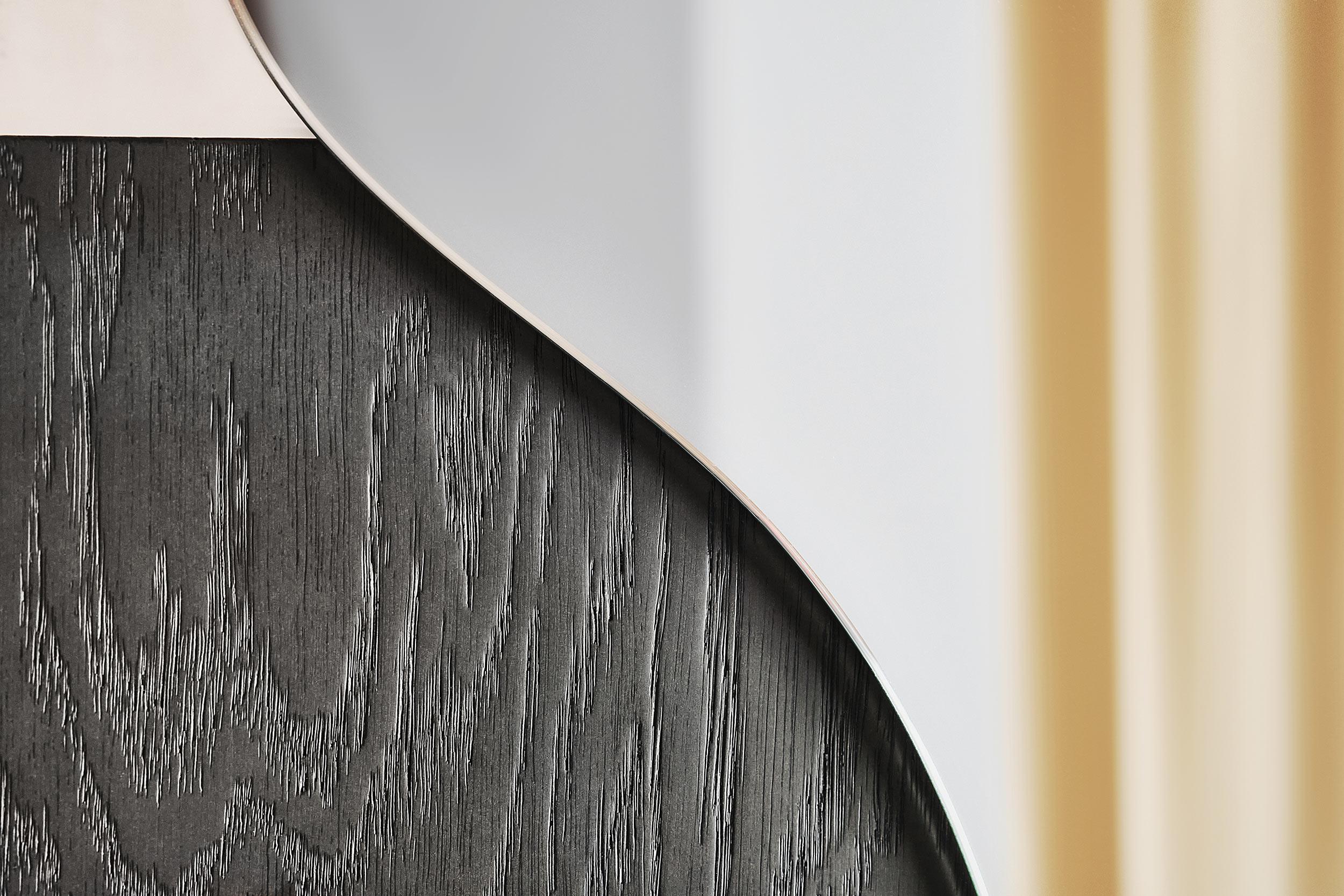 Specchio da parete moderno Lake 4 di Noom con base Alanya in marmo nero in vendita 2
