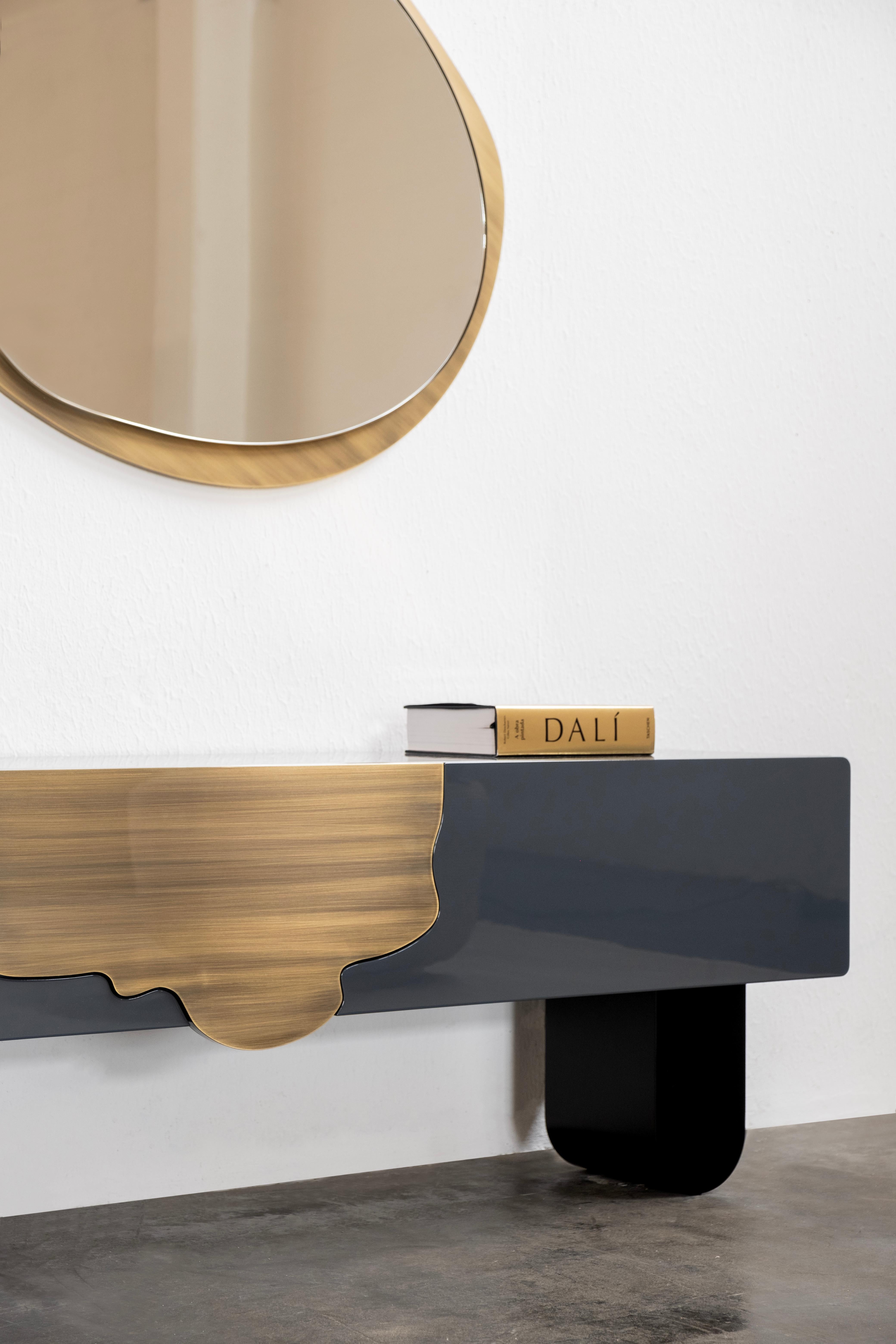 Brossé Miroir mural Culatra moderne du milieu du siècle, laiton oxydé, fabriqué à la main par Greenapple en vente
