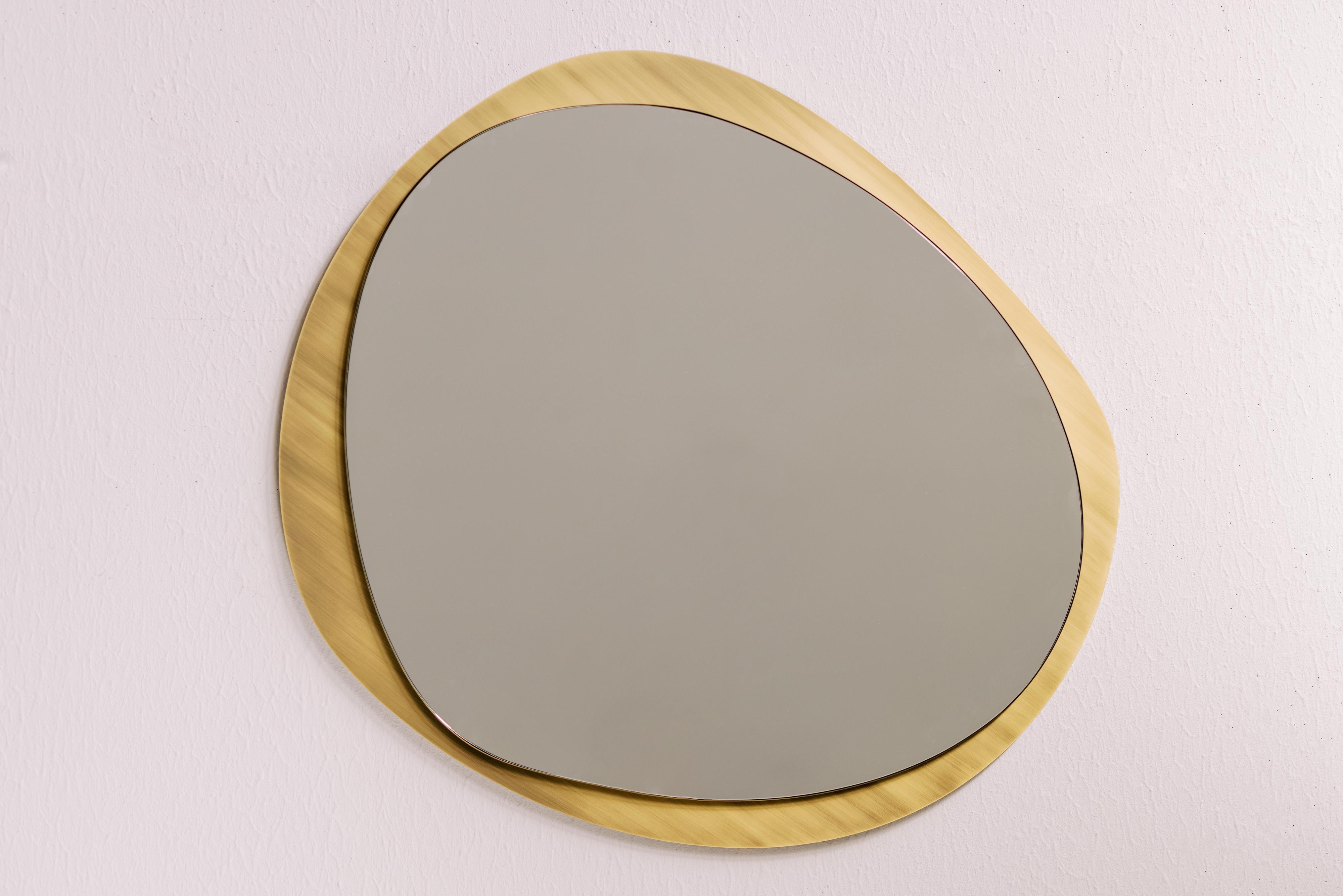Miroir mural Culatra moderne du milieu du siècle, laiton oxydé, fabriqué à la main par Greenapple en vente 1