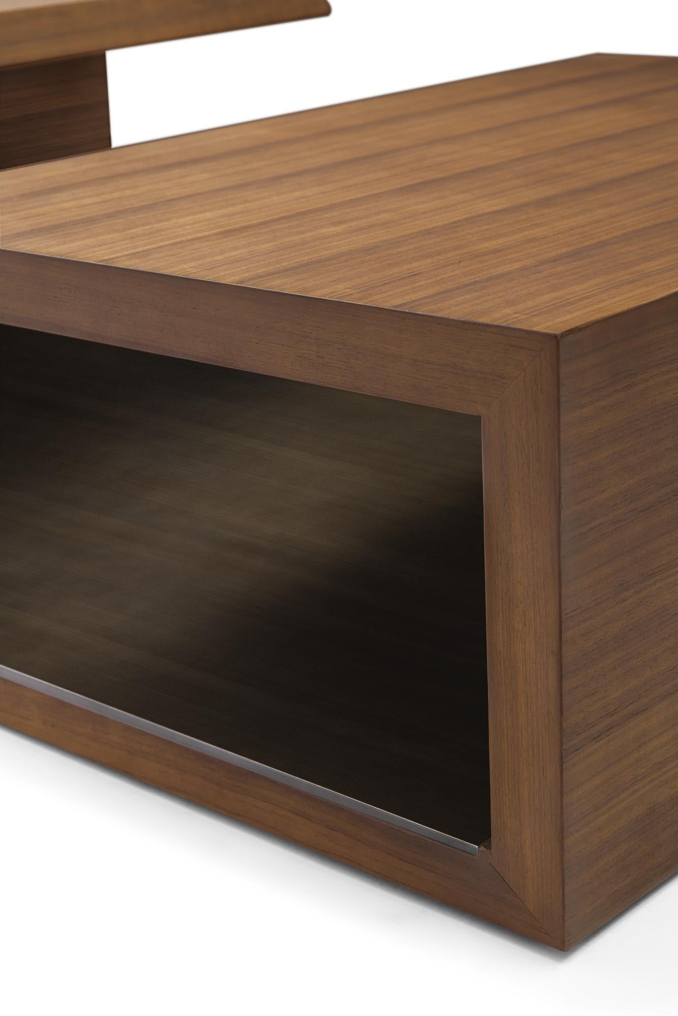 Mesa de Cocktail Moderna de Nogal y Bronce Diseñada por Greg Sheres. En stock. Chapado en venta