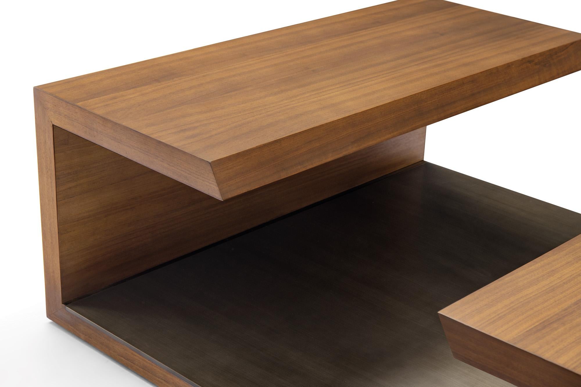 Mesa de Cocktail Moderna de Nogal y Bronce Diseñada por Greg Sheres. En stock. en Nuevo estado para la venta en Hilton Head Island, SC
