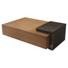 Moderner Cocktailtisch aus Nussbaum und Bronze, entworfen von Greg Sheres.  Vorrätig.