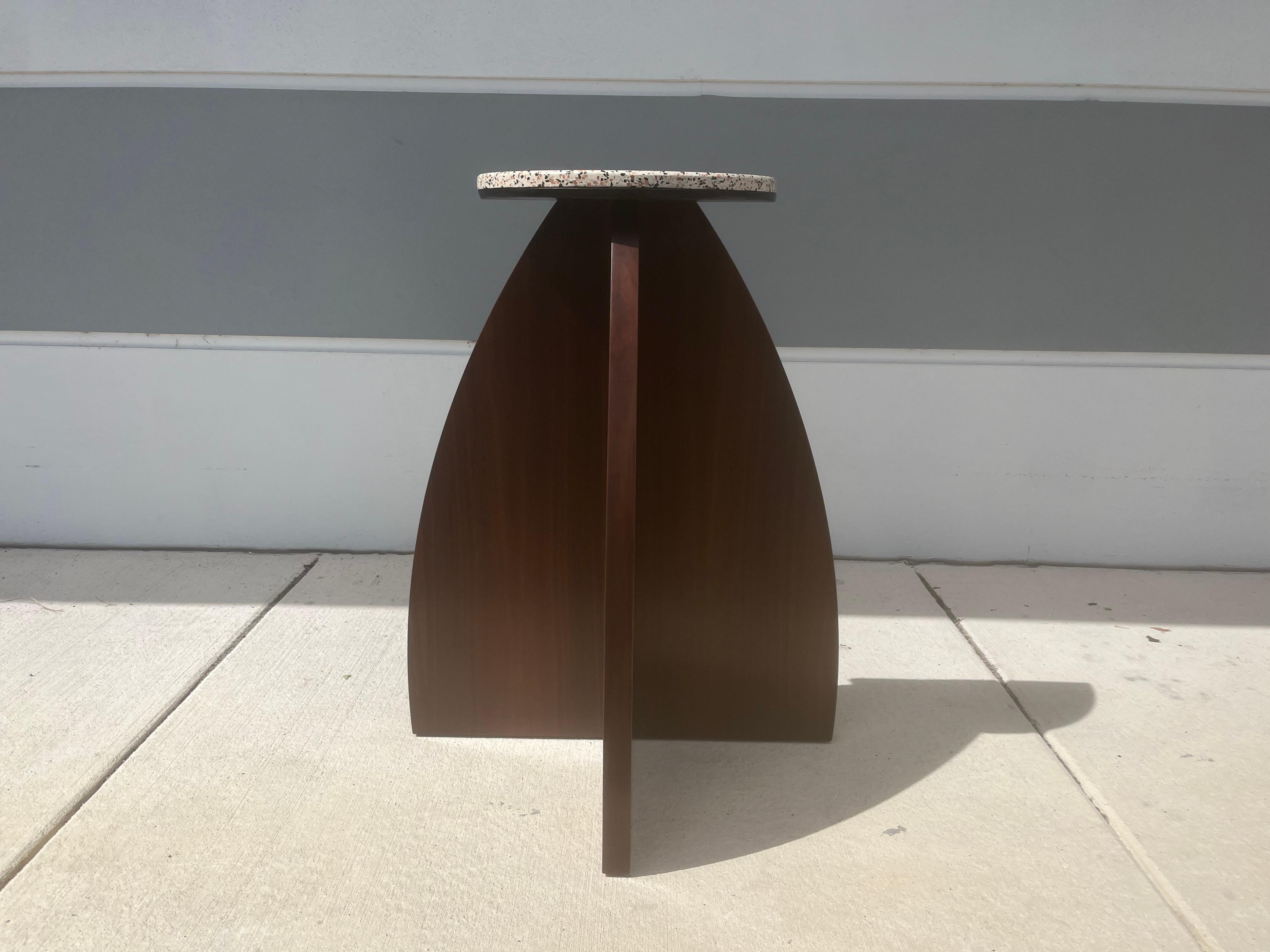 Pedestal moderno de nogal y terrazo en venta 4