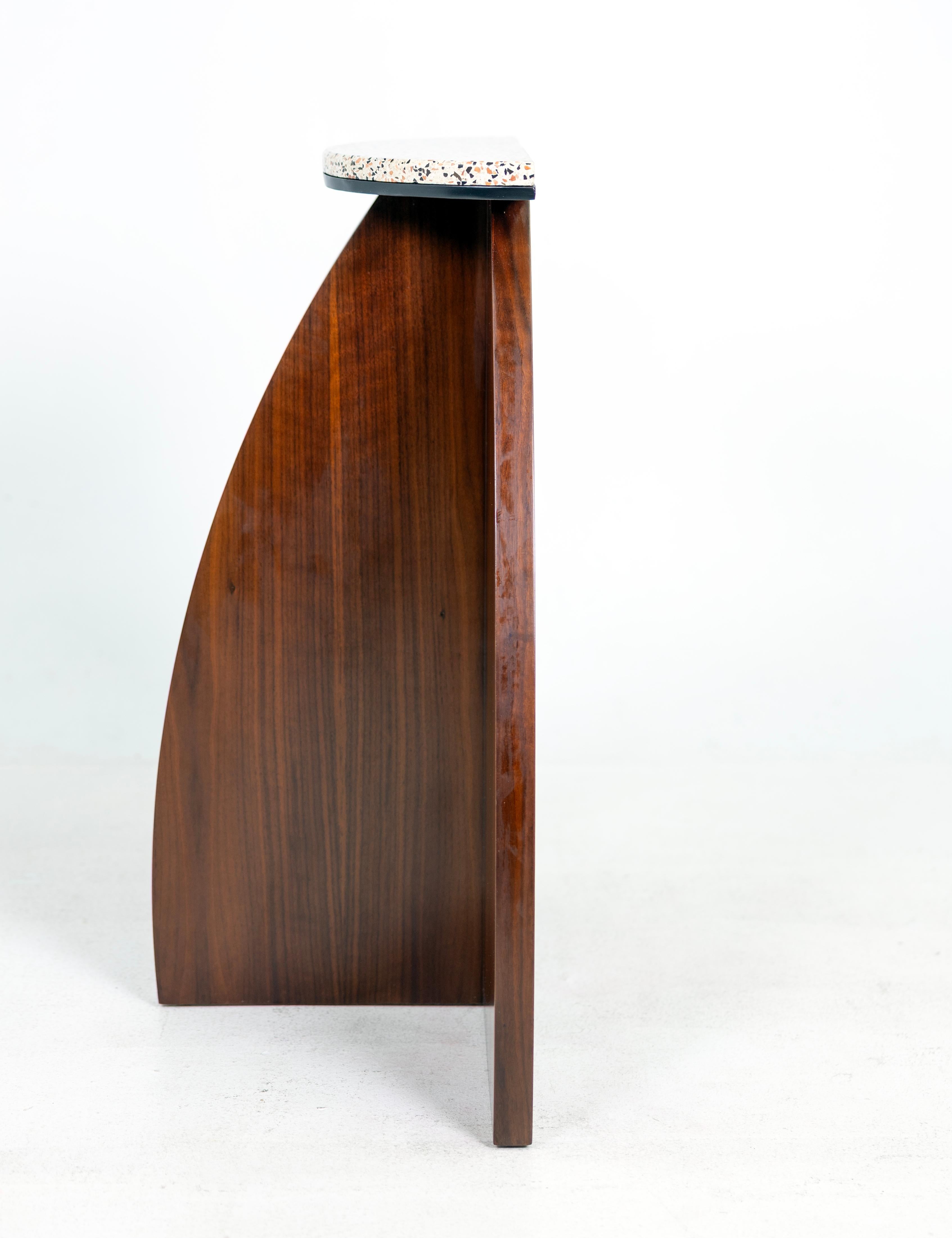 Pedestal moderno de nogal y terrazo Moderno en venta